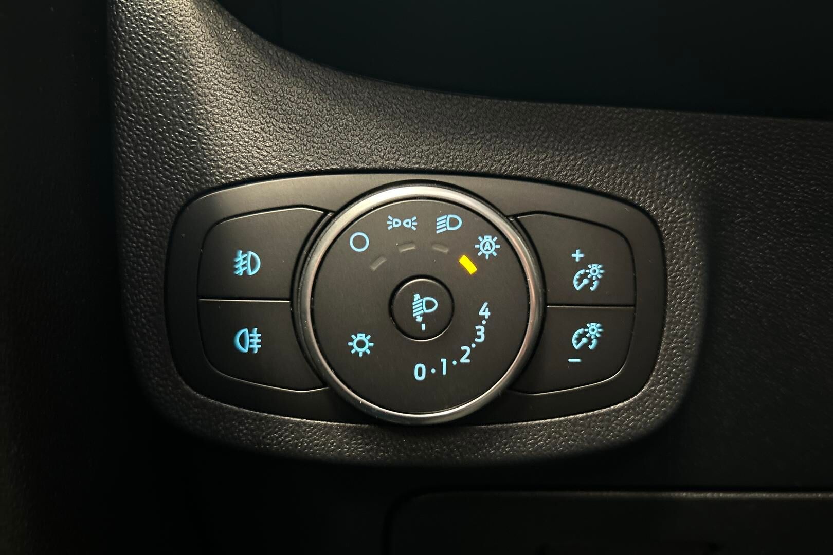 Ford Fiesta iso kuva 20