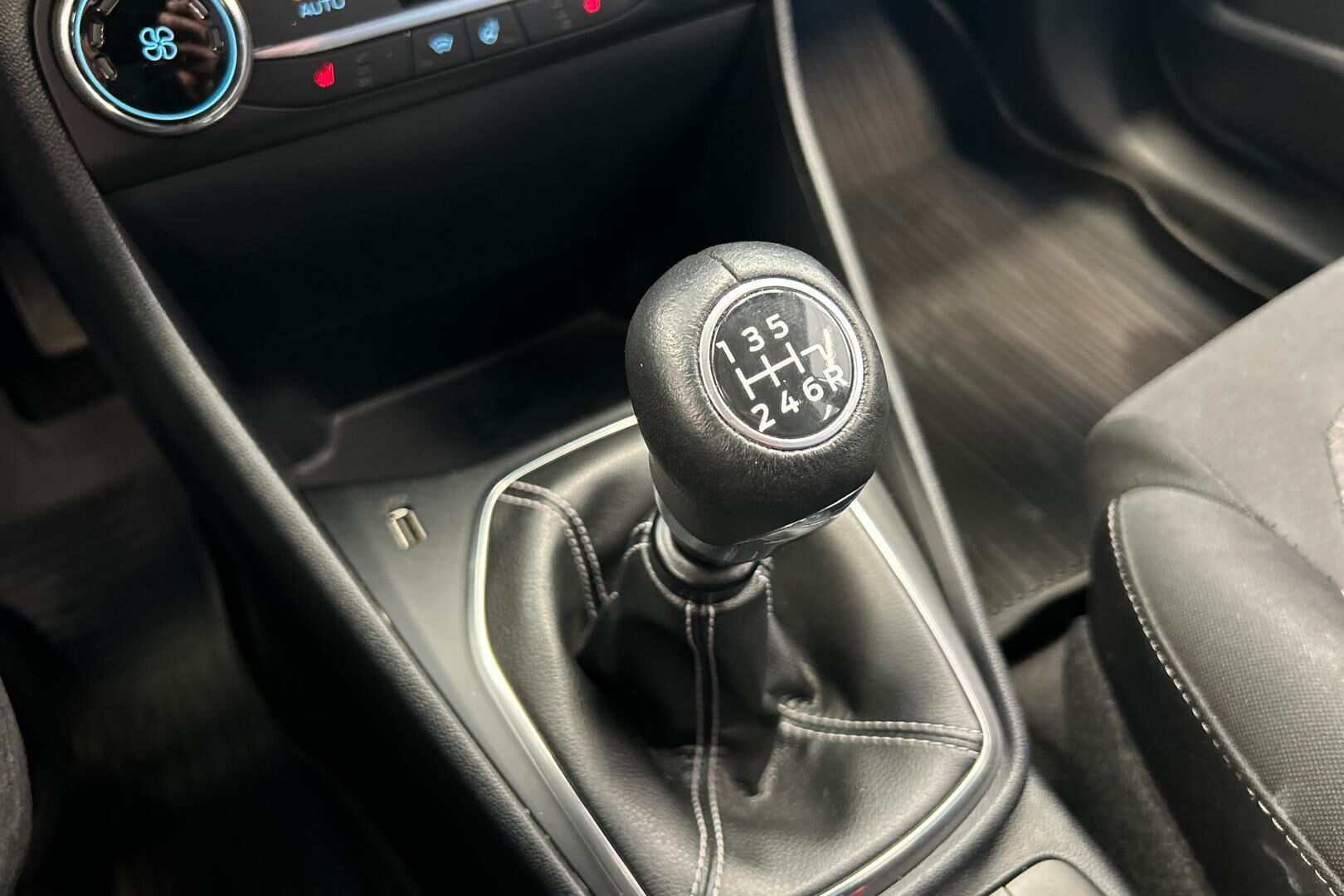Ford Fiesta iso kuva 30