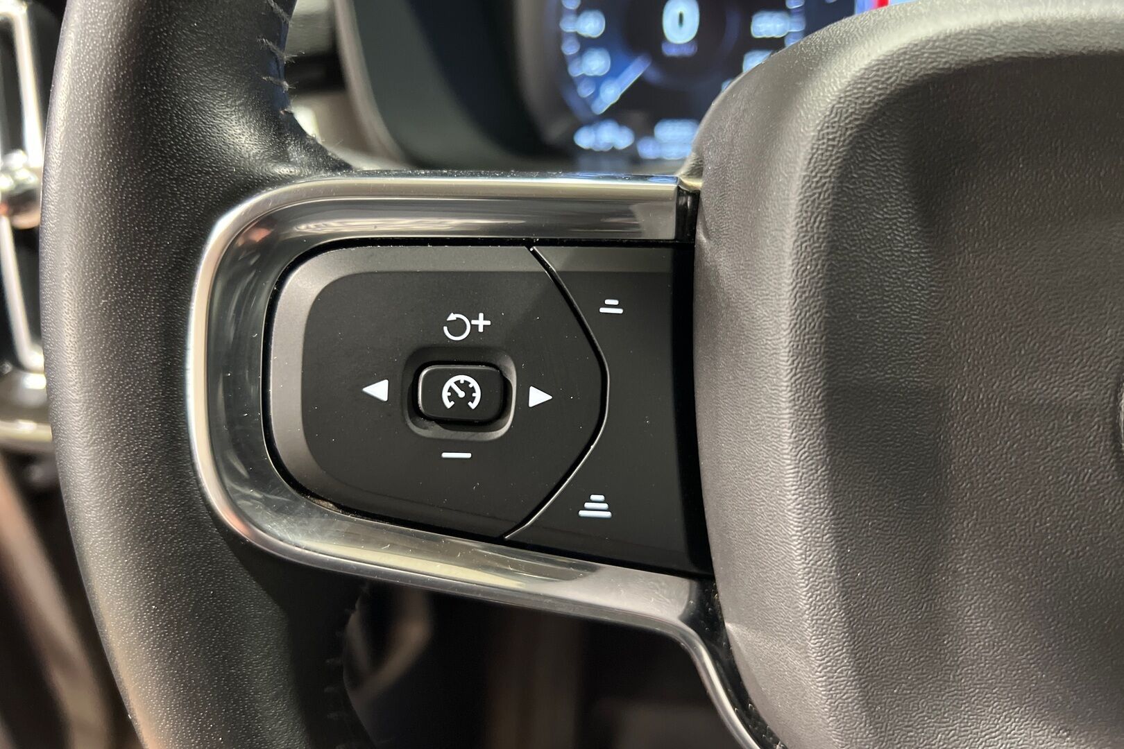Volvo XC40 iso kuva 14