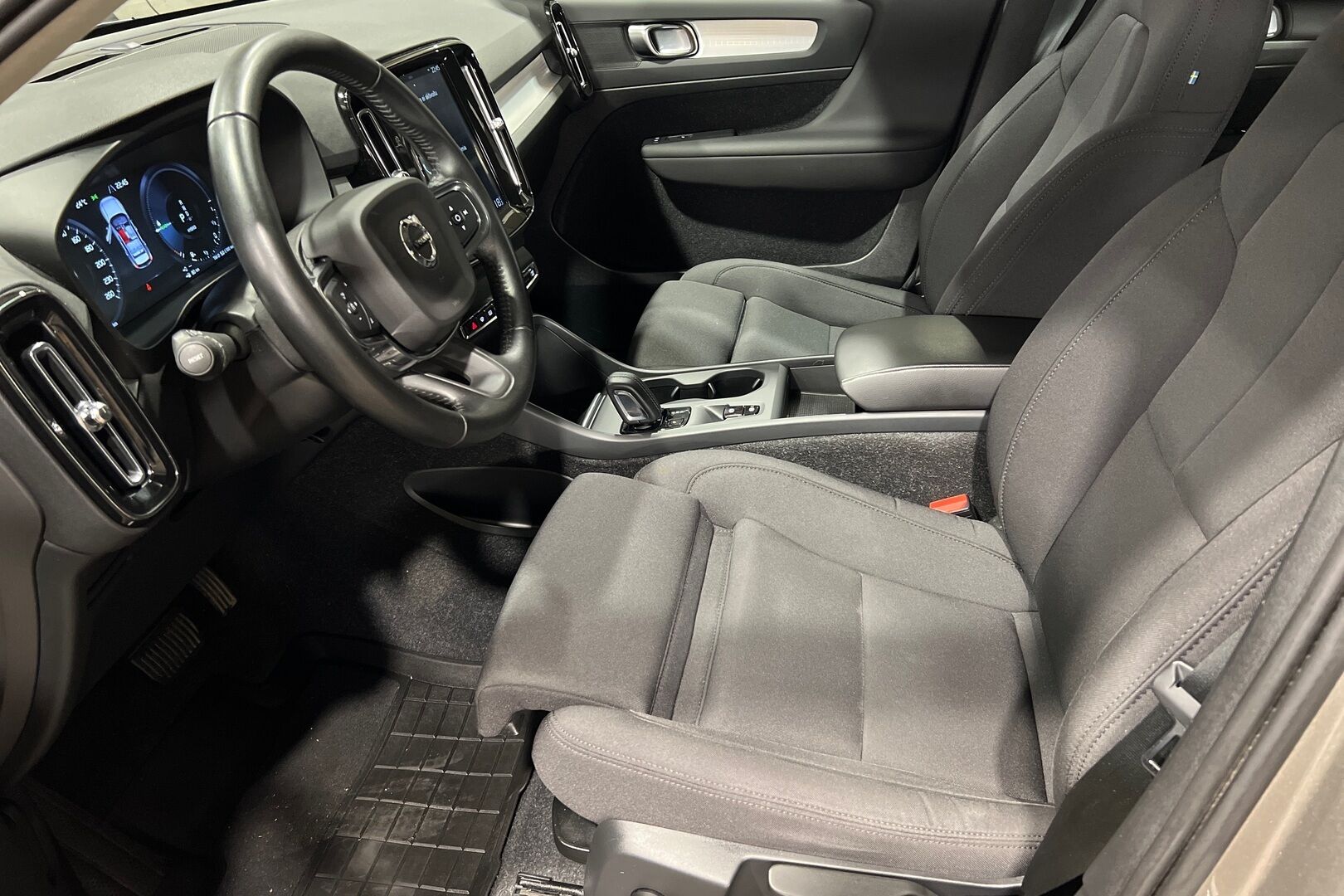 Volvo XC40 iso kuva 8