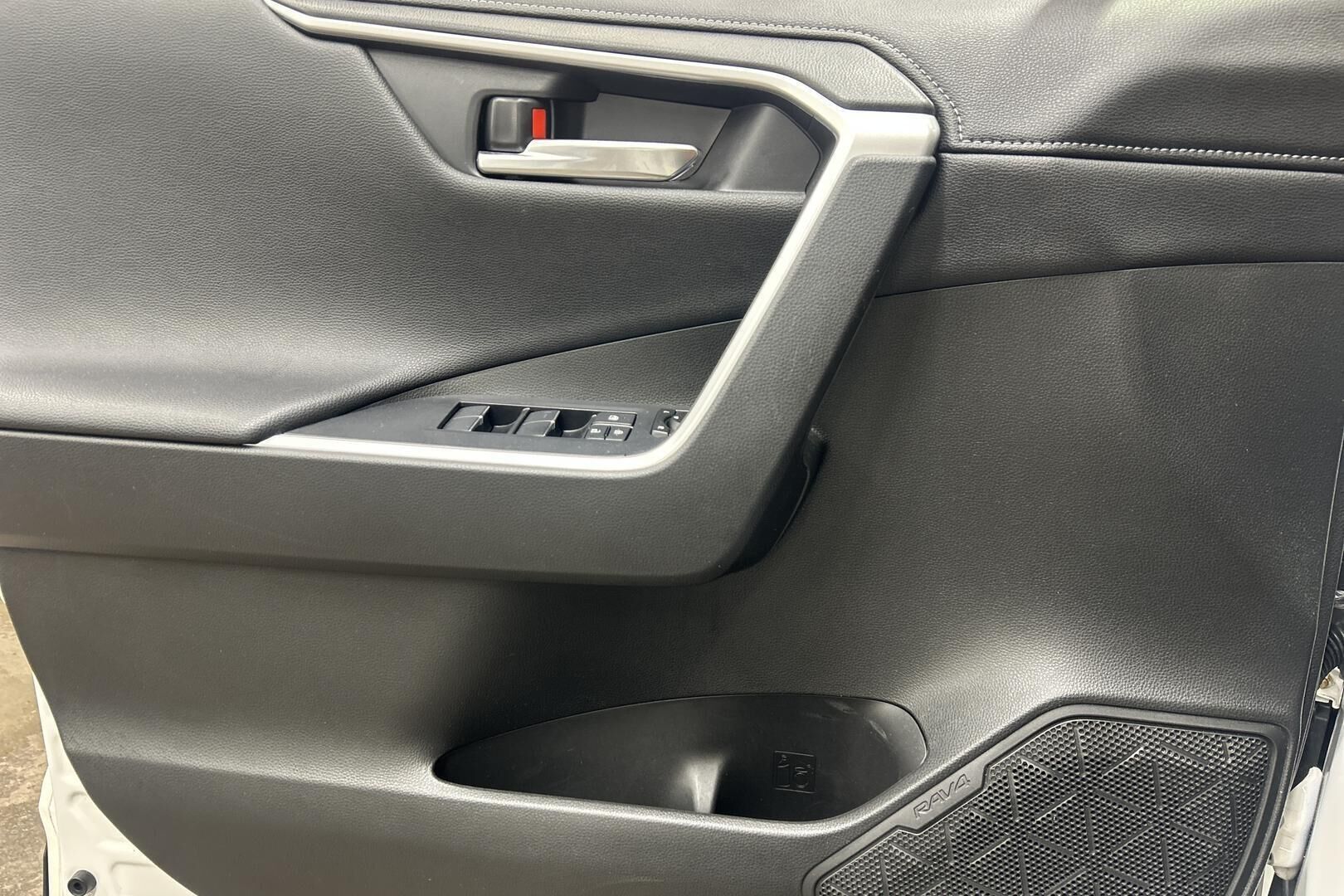 Toyota RAV4 iso kuva 9