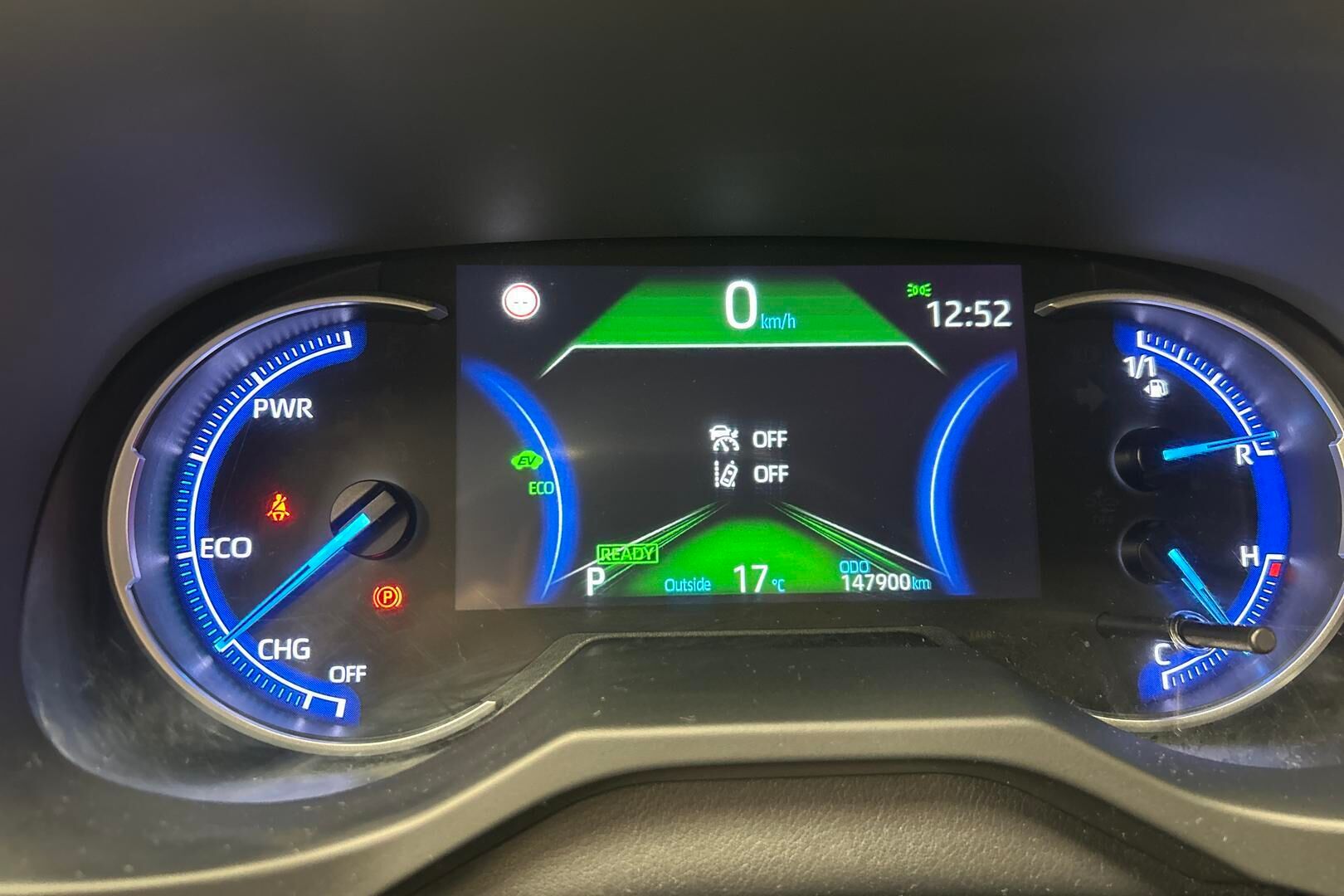 Toyota RAV4 iso kuva 10