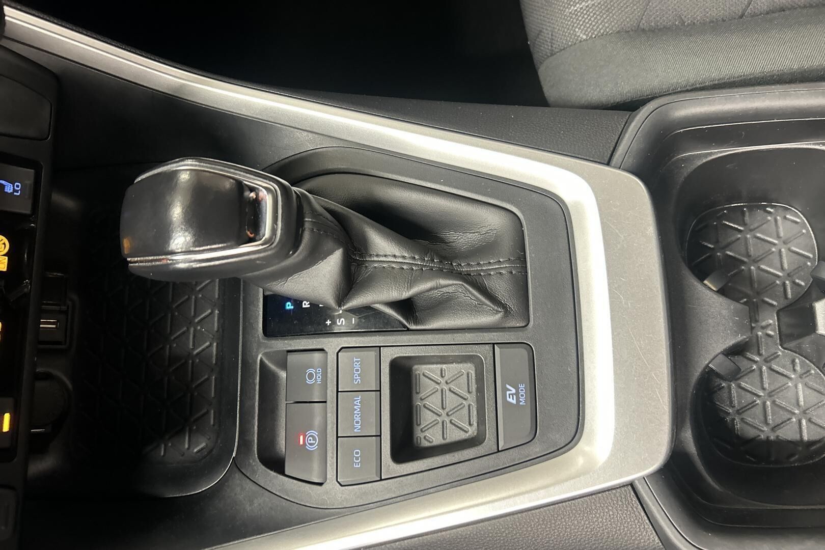Toyota RAV4 iso kuva 20