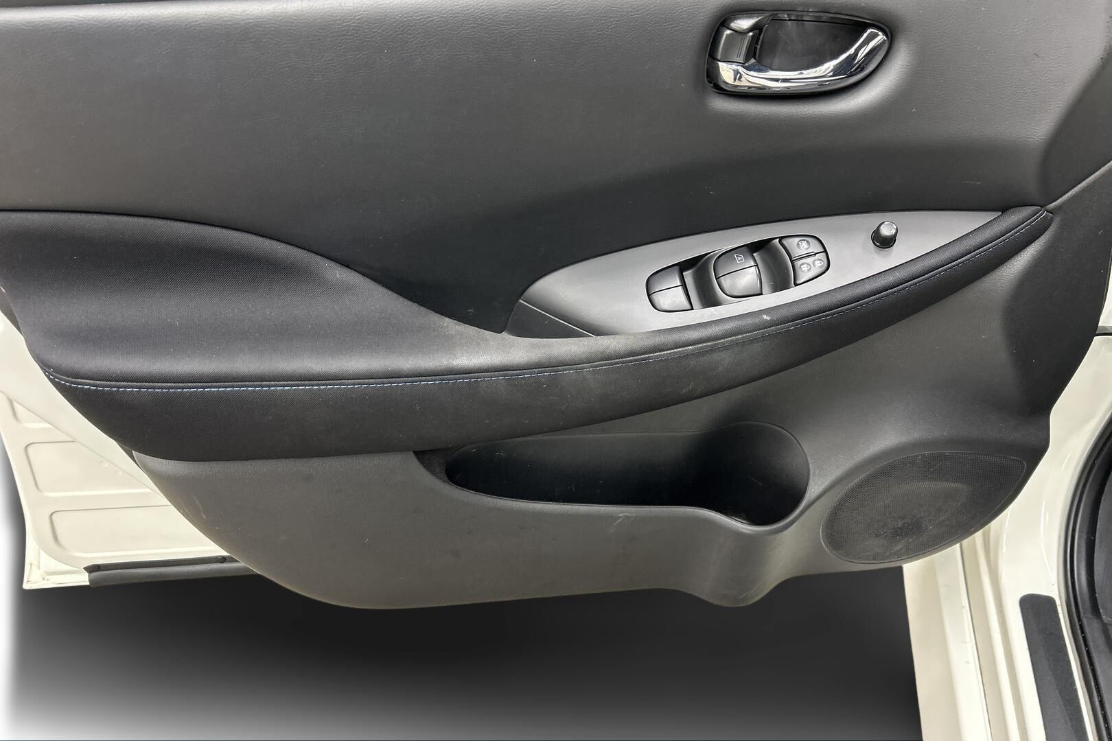 Nissan Leaf iso kuva 17