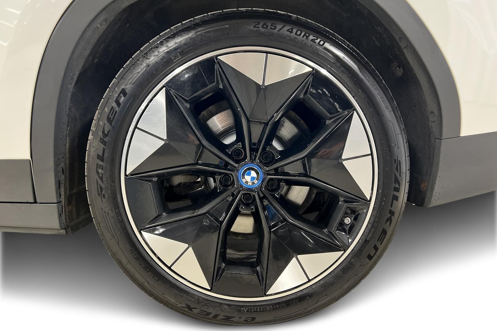 BMW iX3 iso kuva 13