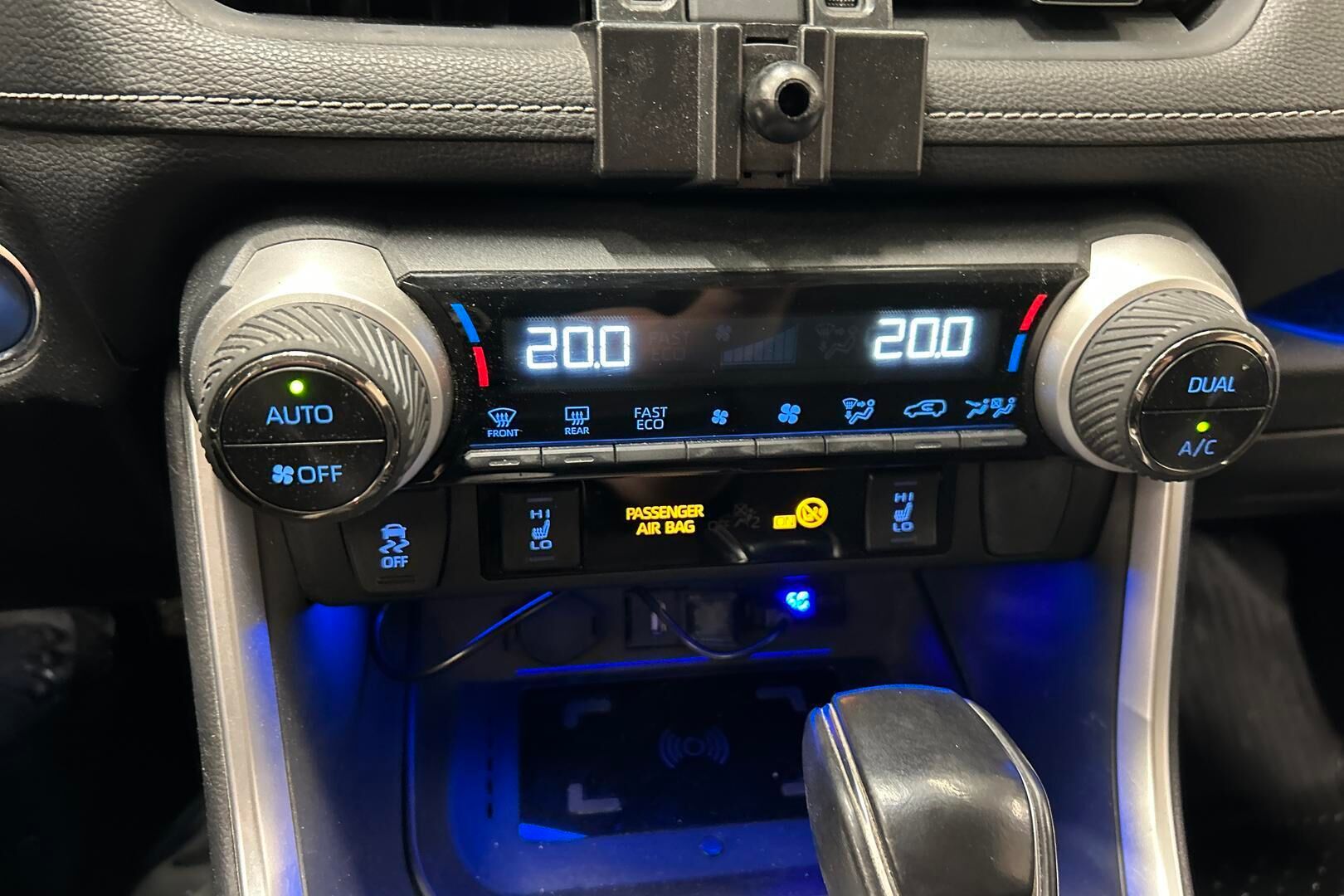 Toyota RAV4 iso kuva 16
