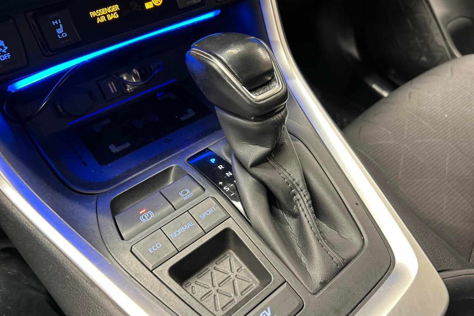 Toyota RAV4 iso kuva 17