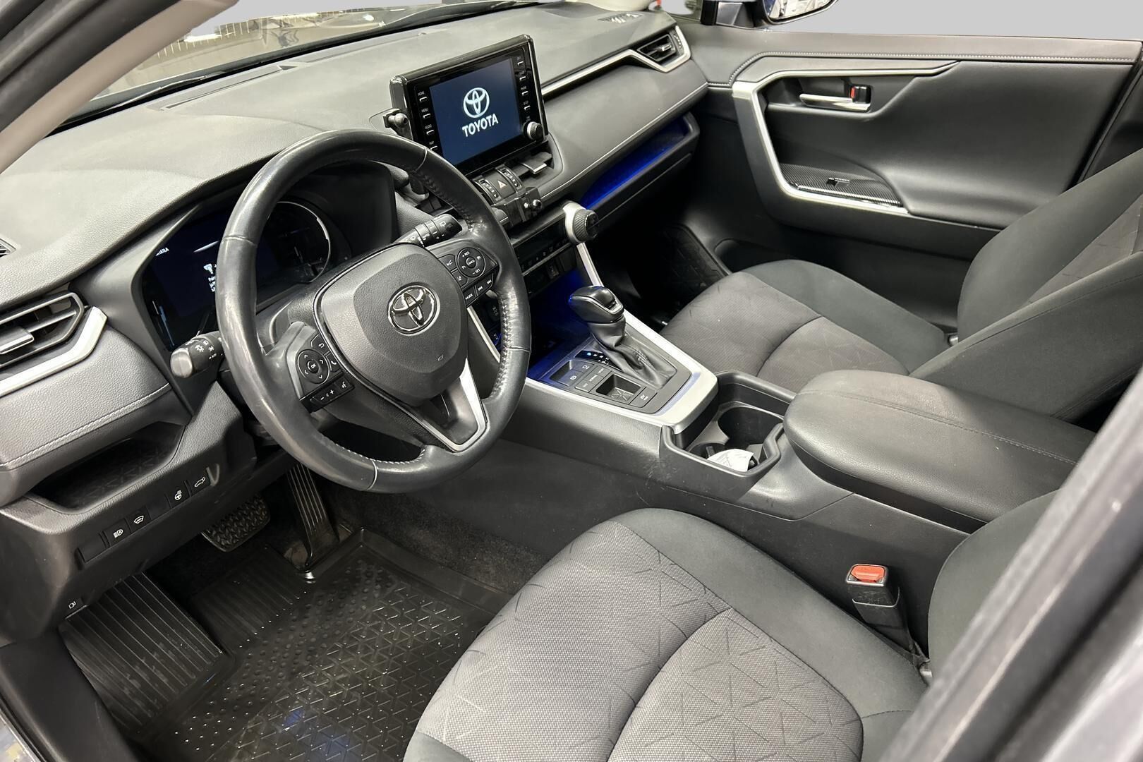 Toyota RAV4 iso kuva 9