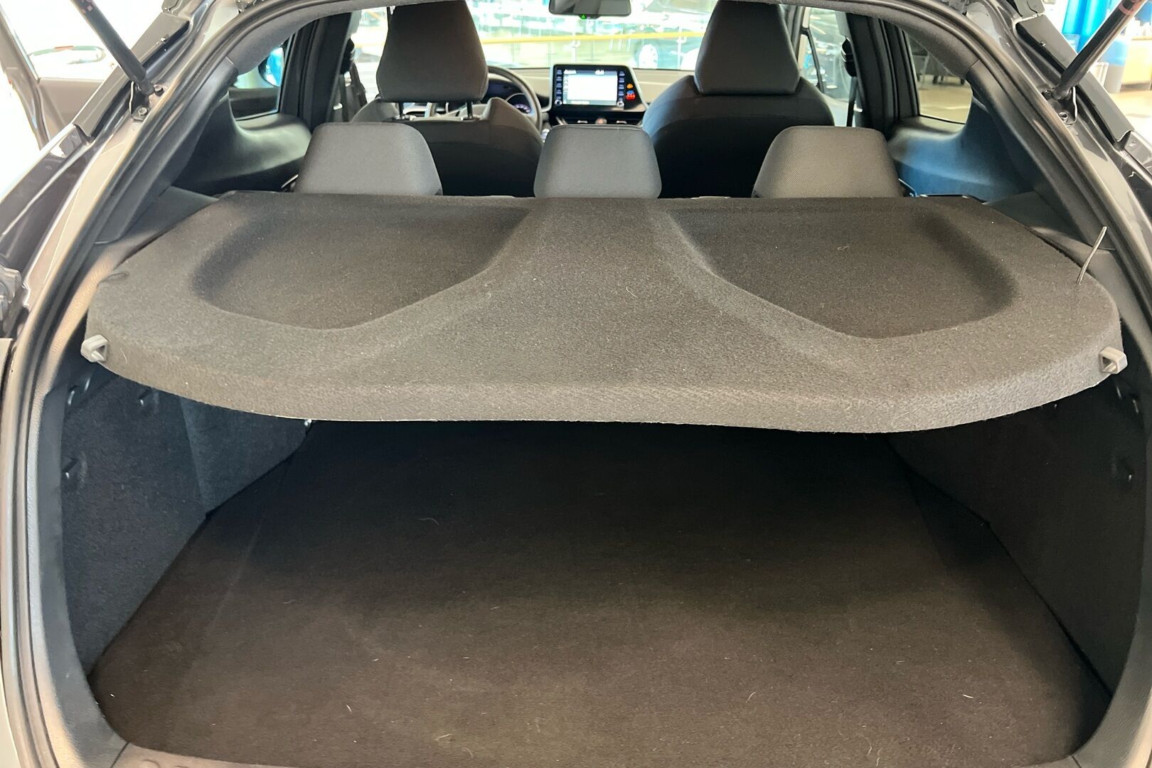 Toyota C-HR iso kuva 7