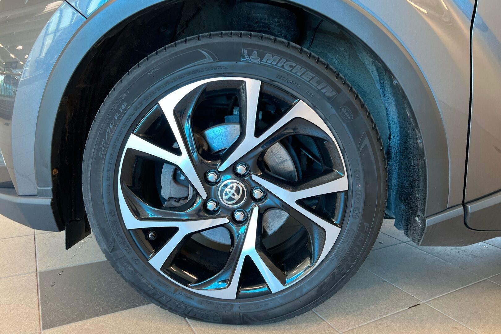 Toyota C-HR iso kuva 22