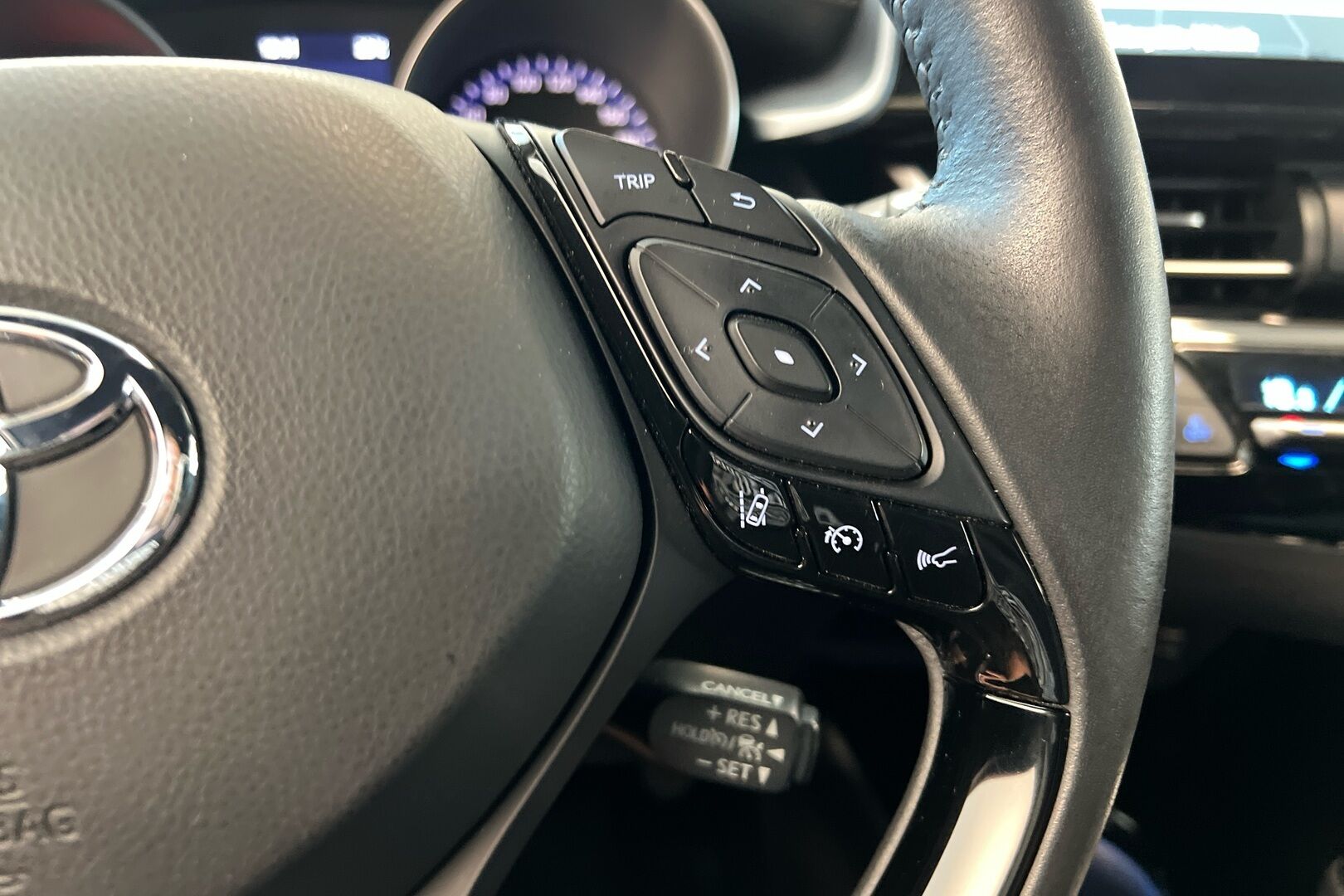 Toyota C-HR iso kuva 12