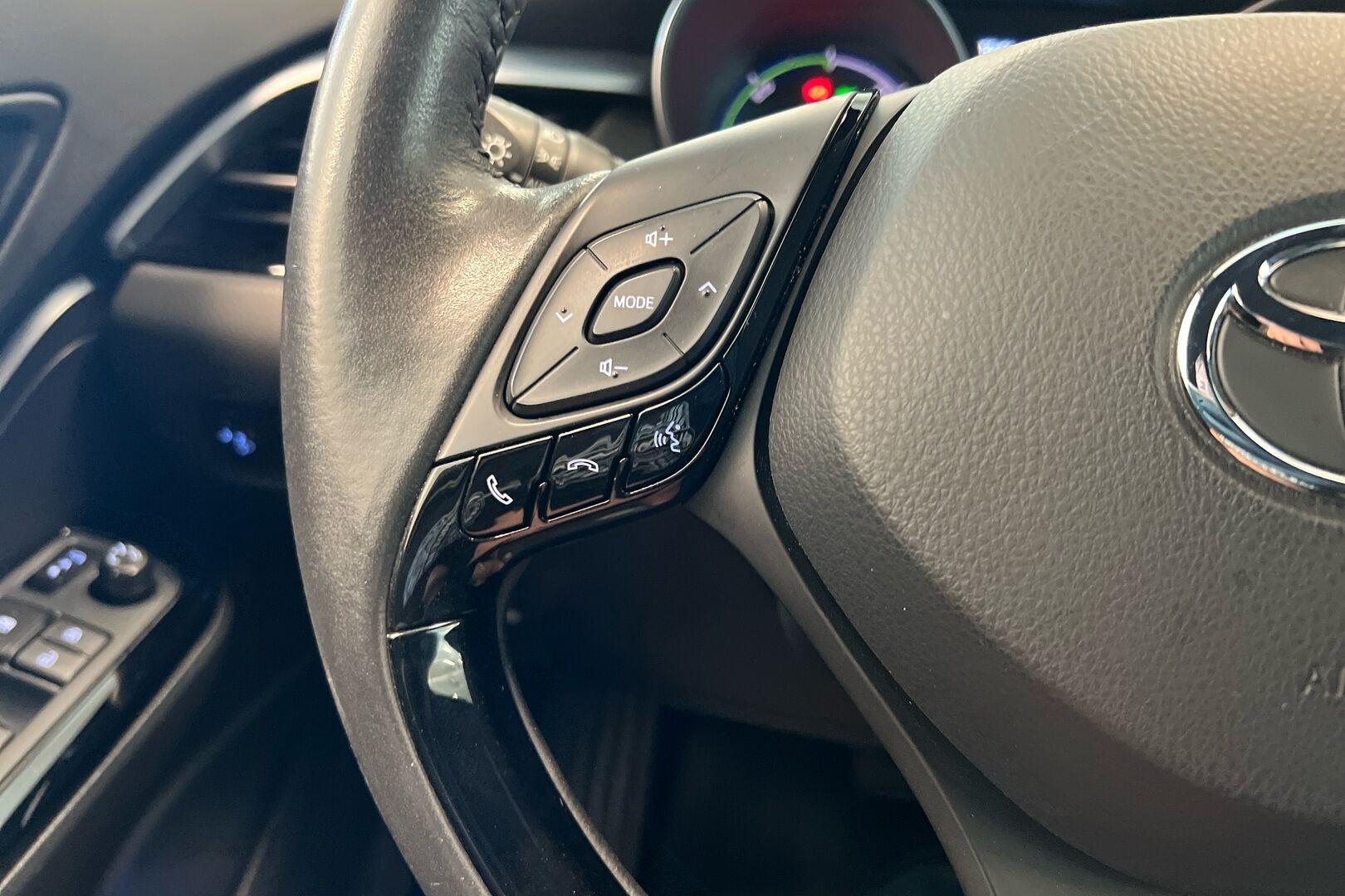 Toyota C-HR iso kuva 13