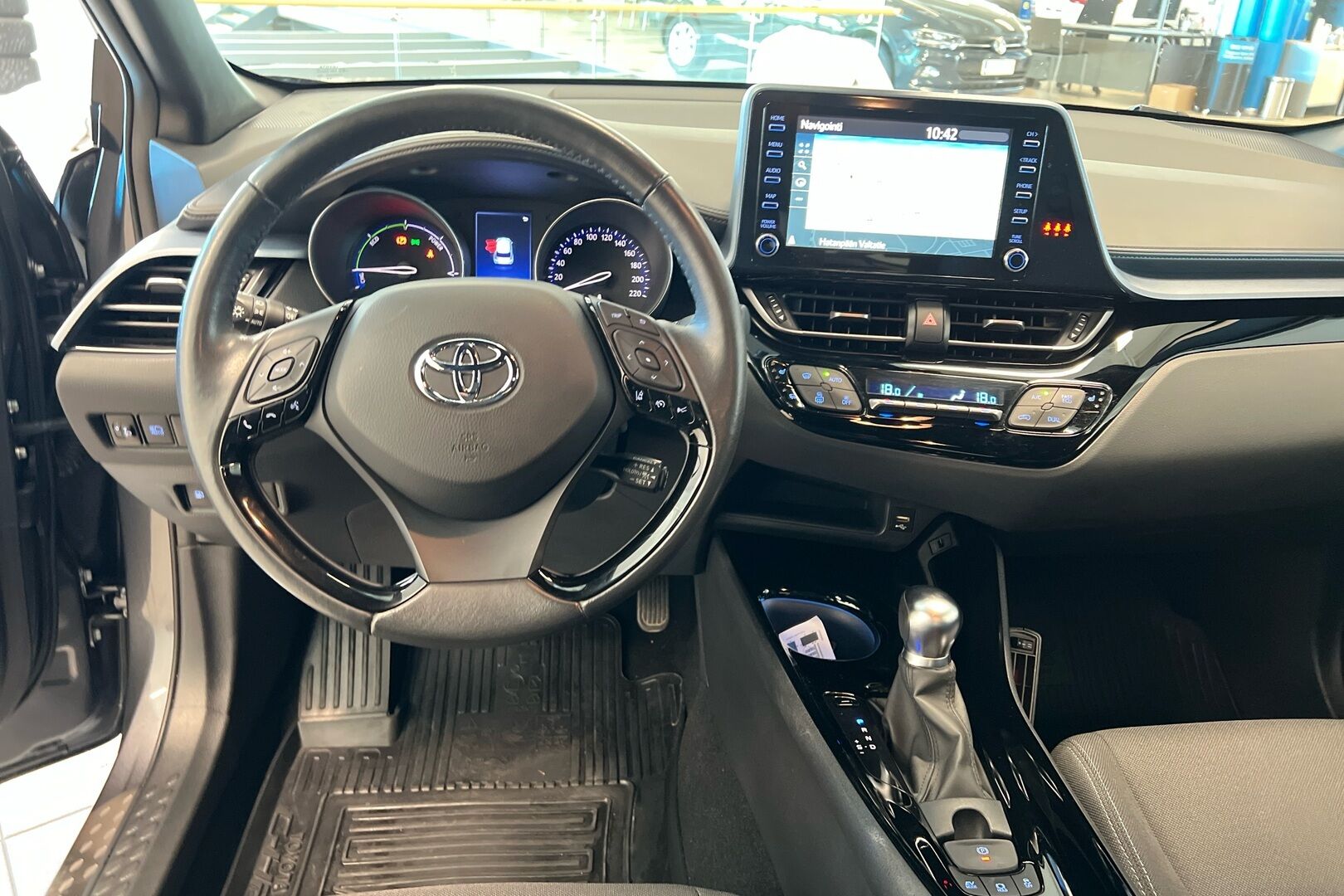 Toyota C-HR iso kuva 16
