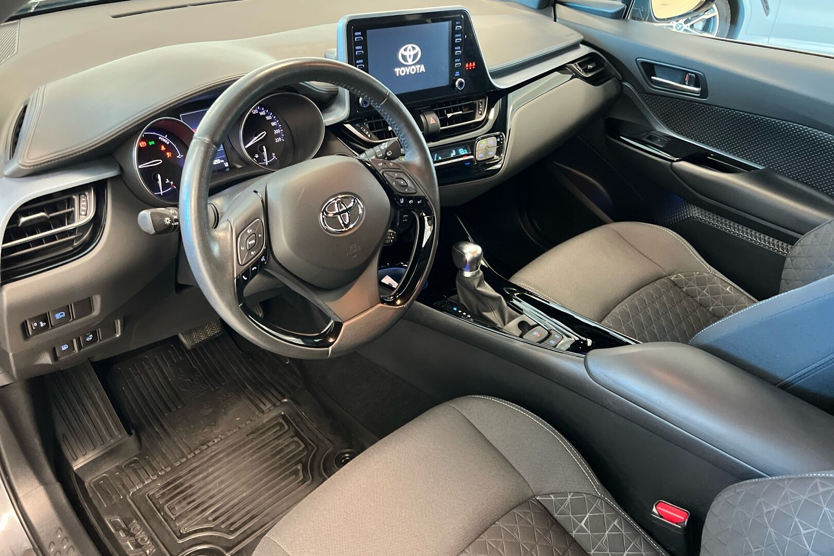 Toyota C-HR iso kuva 20