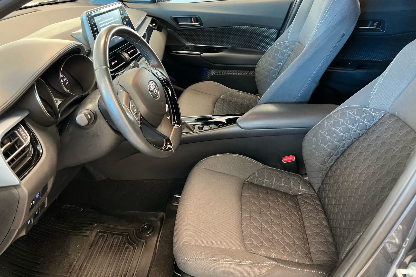 Toyota C-HR iso kuva 6