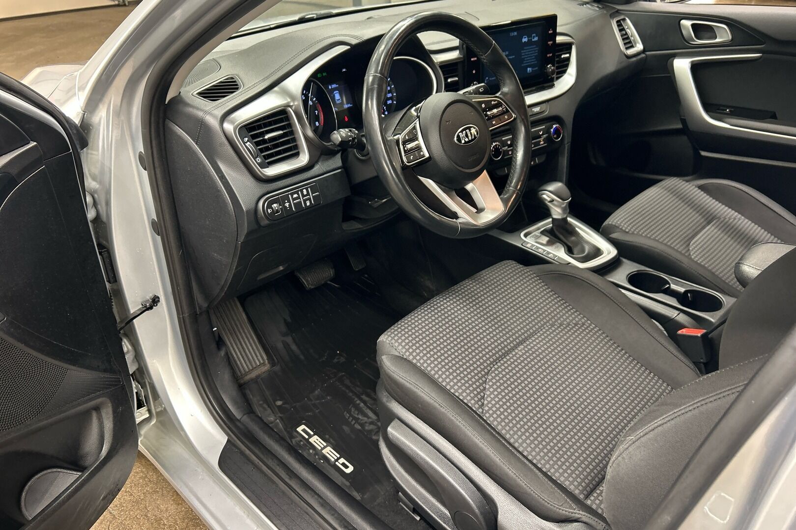 Kia Ceed iso kuva 7