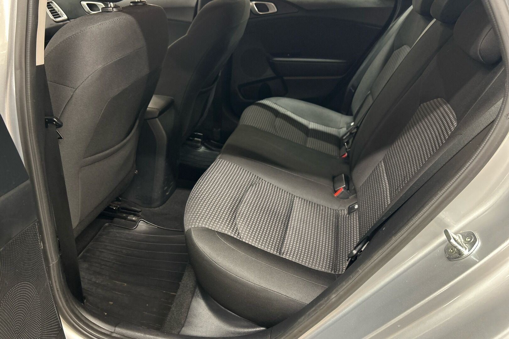 Kia Ceed iso kuva 8
