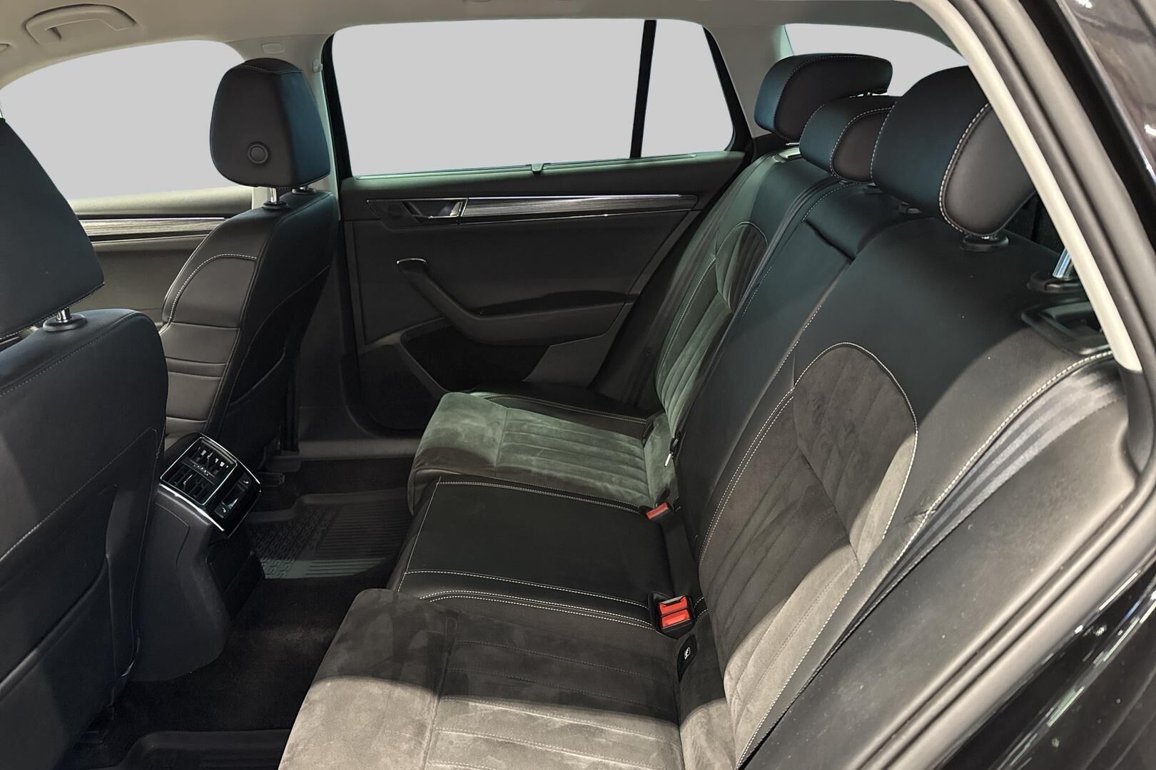 Skoda Superb iso kuva 9