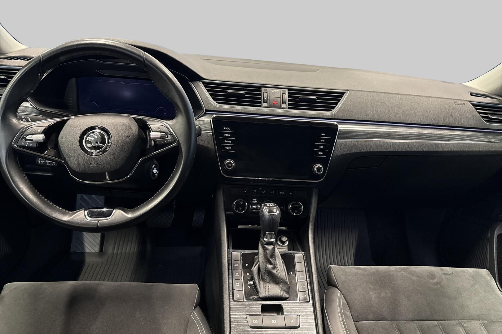 Skoda Superb iso kuva 28