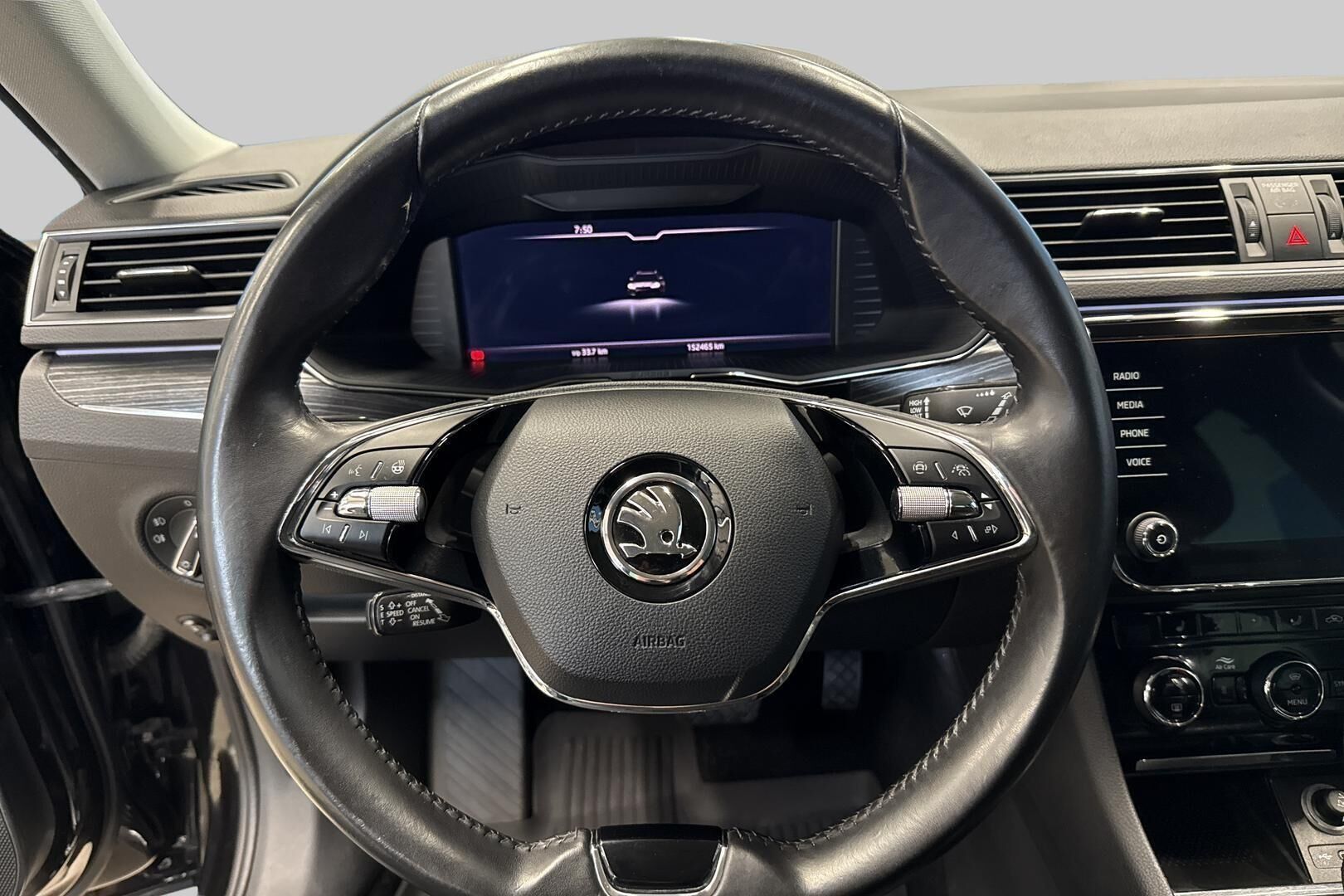 Skoda Superb iso kuva 18