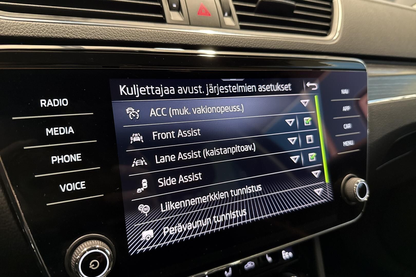 Skoda Superb iso kuva 21