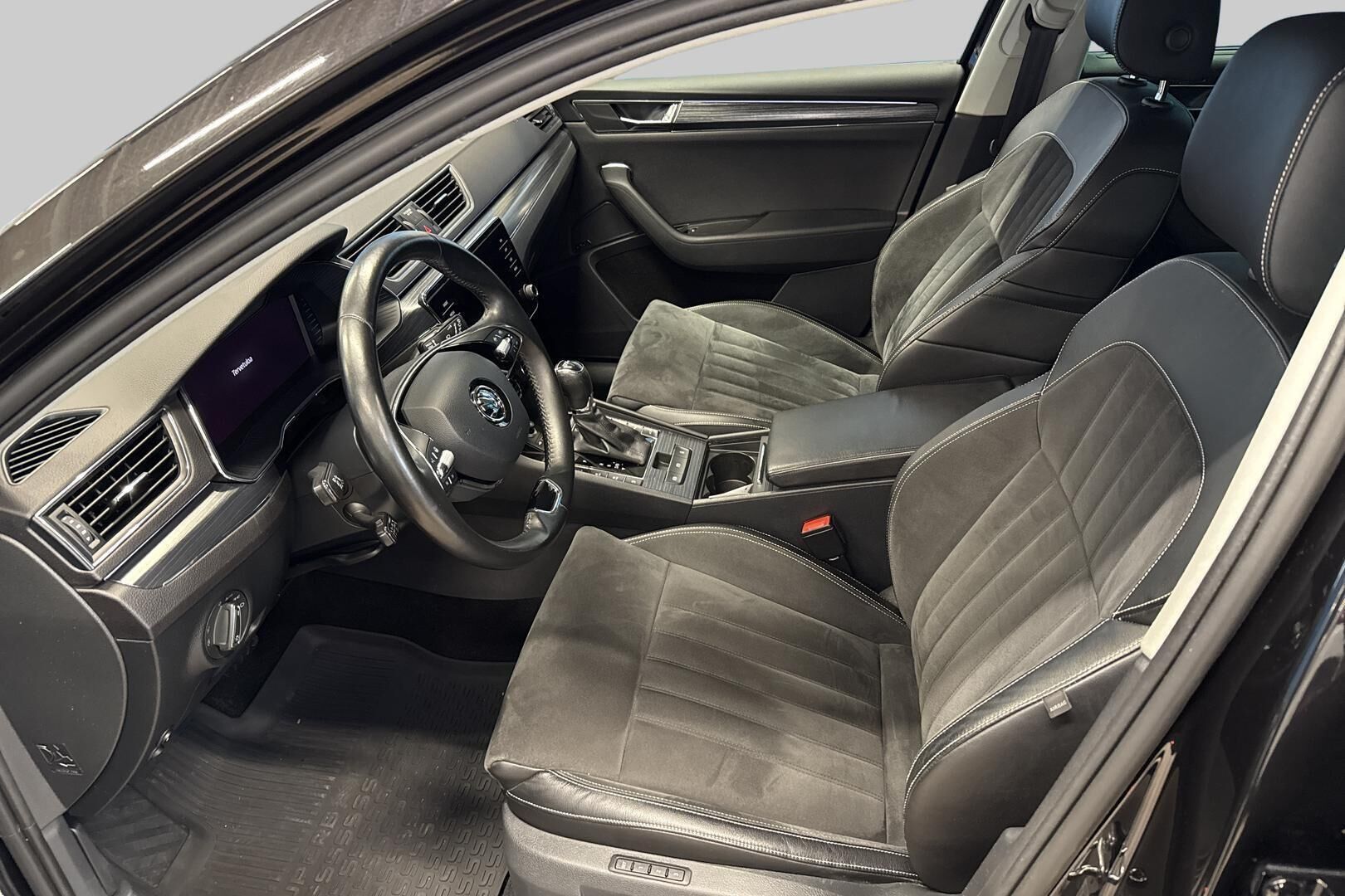 Skoda Superb iso kuva 8