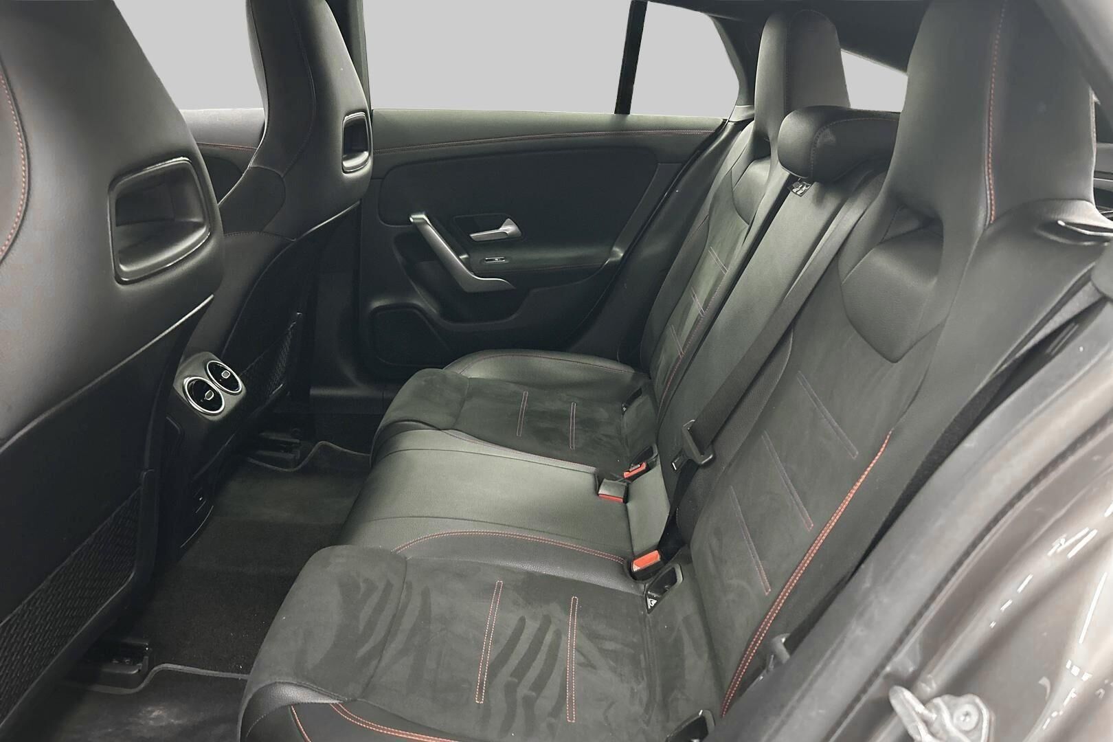 Mercedes-Benz CLA iso kuva 9