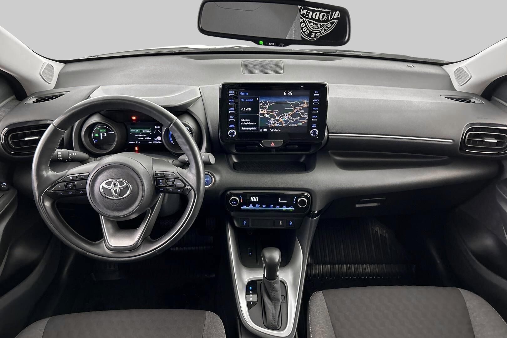 Toyota Yaris iso kuva 8