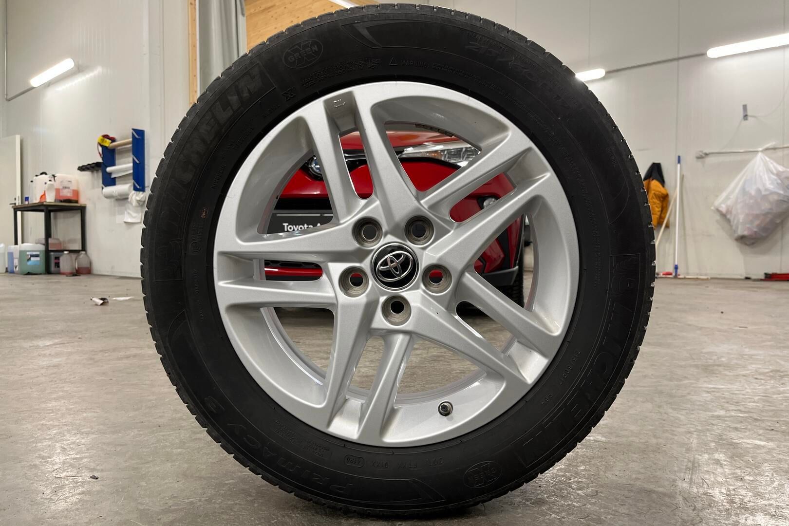 Toyota C-HR iso kuva 12