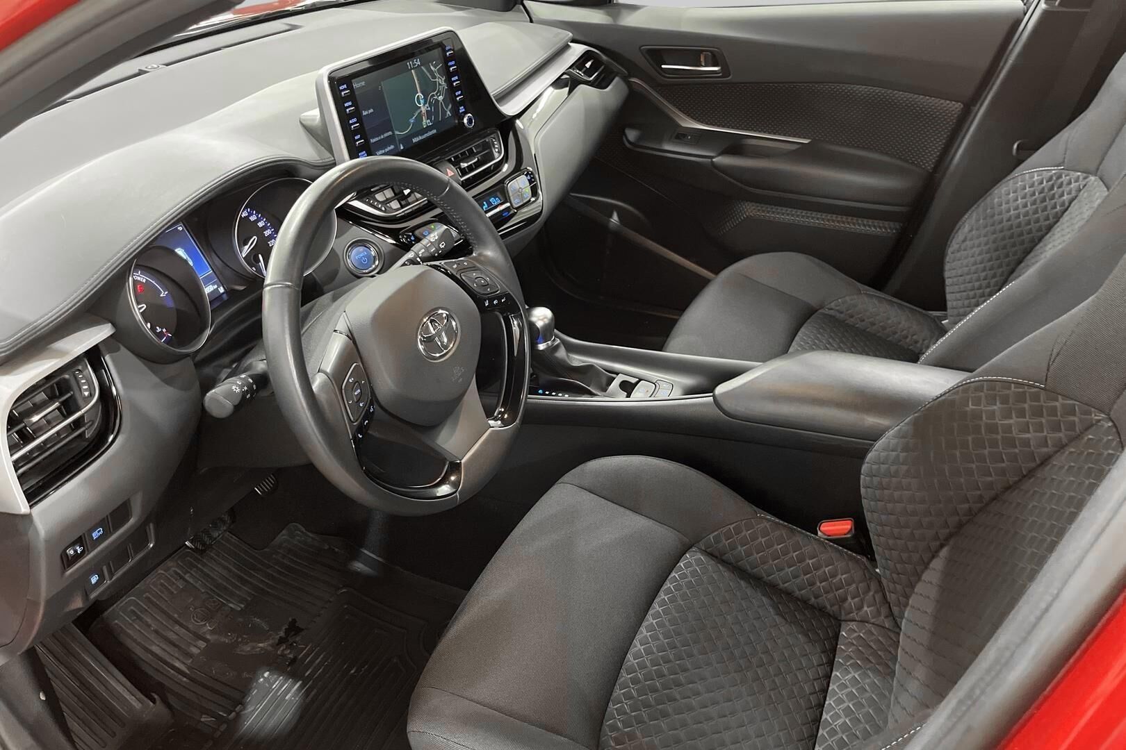Toyota C-HR iso kuva 7