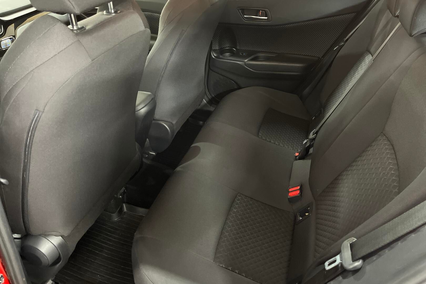 Toyota C-HR iso kuva 8