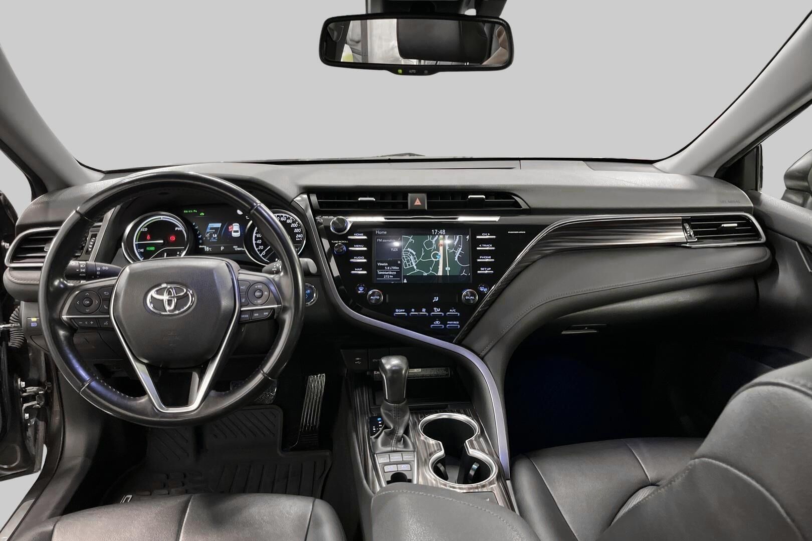 Toyota Camry iso kuva 10