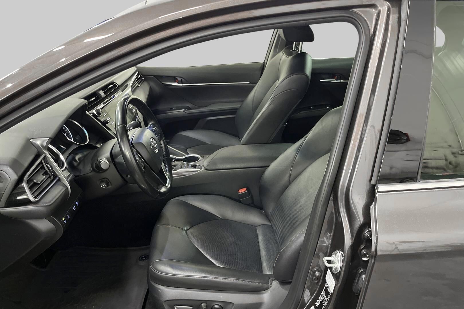 Toyota Camry iso kuva 8