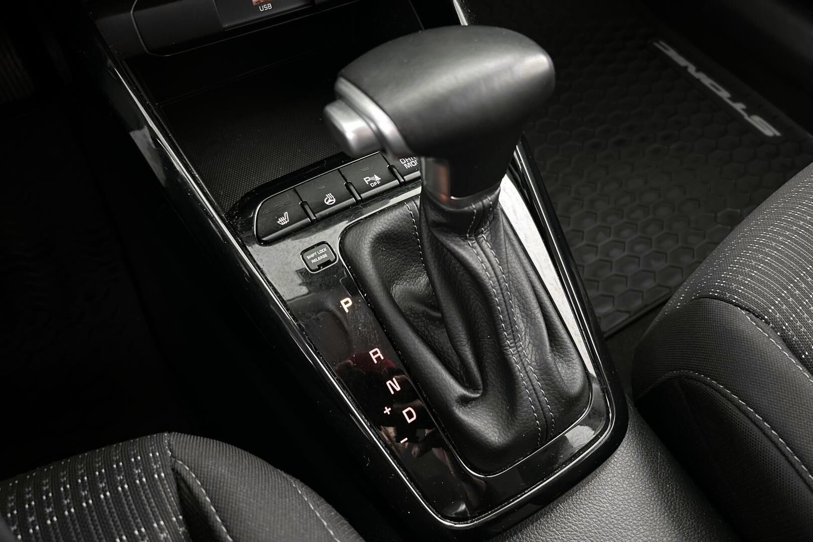 Kia Stonic iso kuva 23