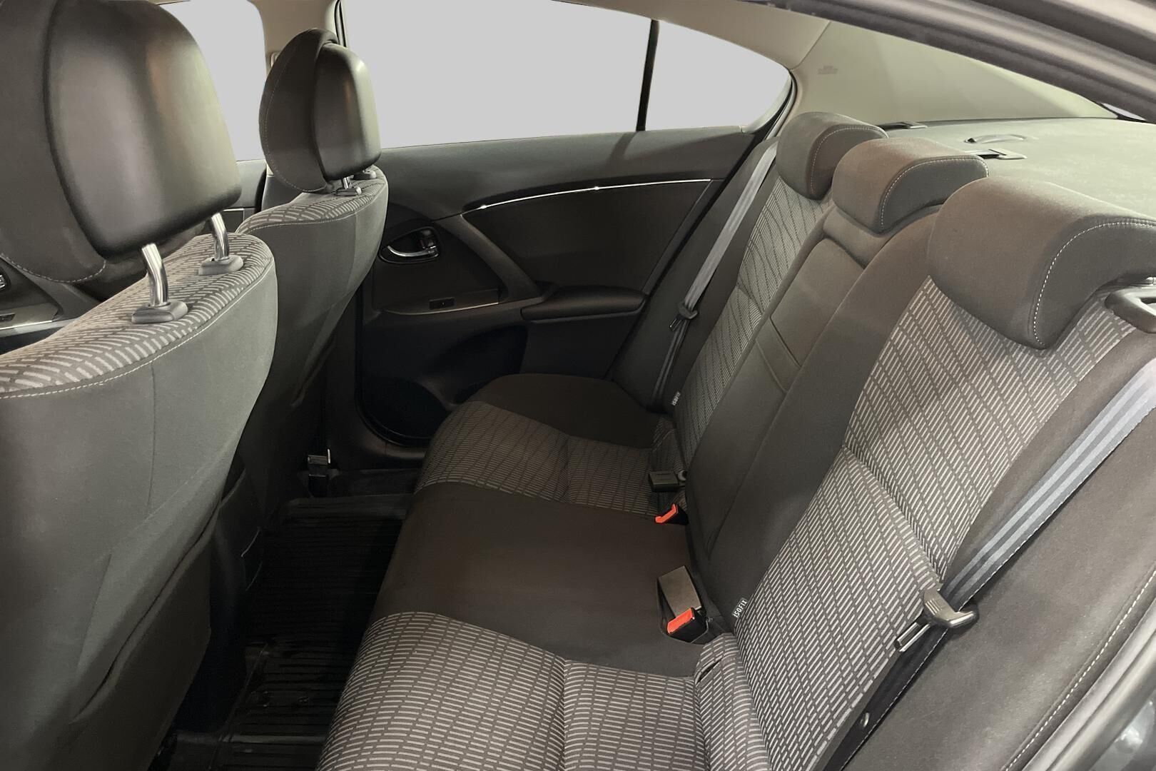 Toyota Avensis iso kuva 10