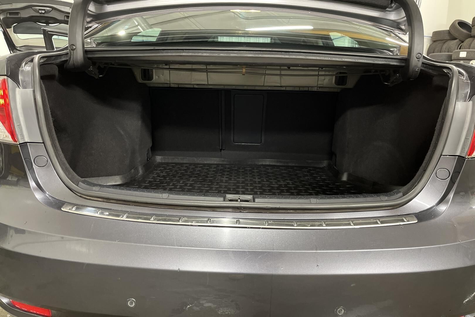 Toyota Avensis iso kuva 12