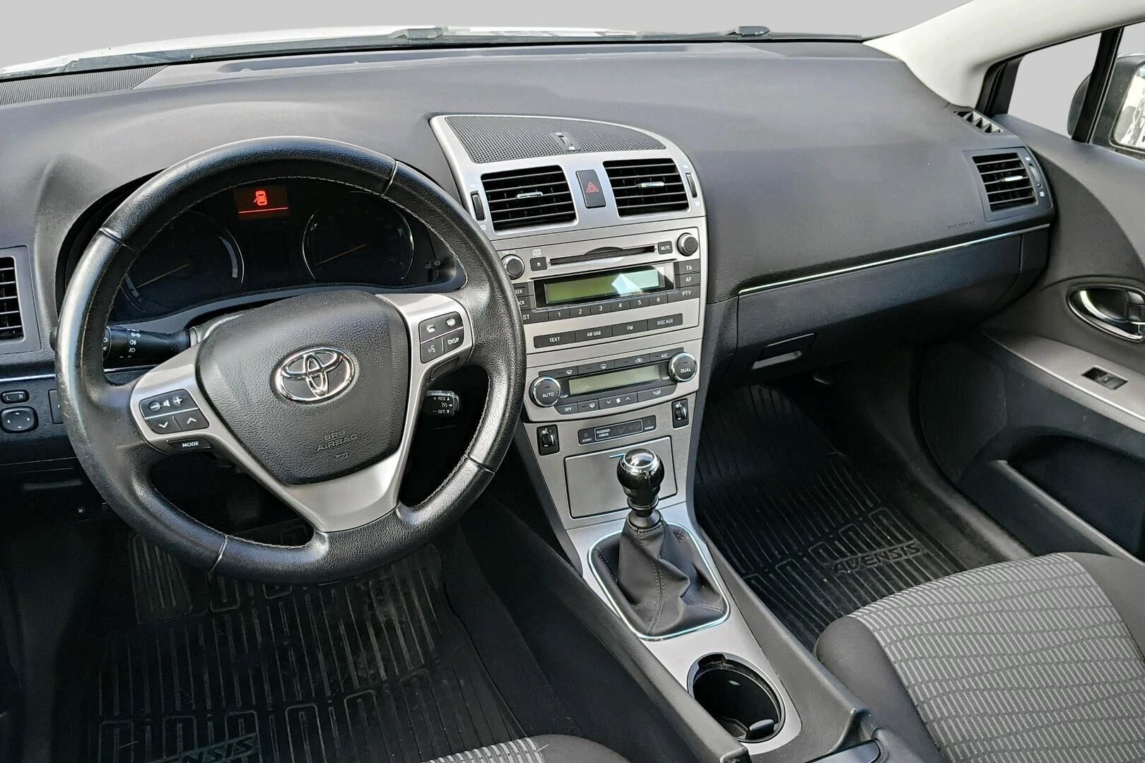 Toyota Avensis iso kuva 2