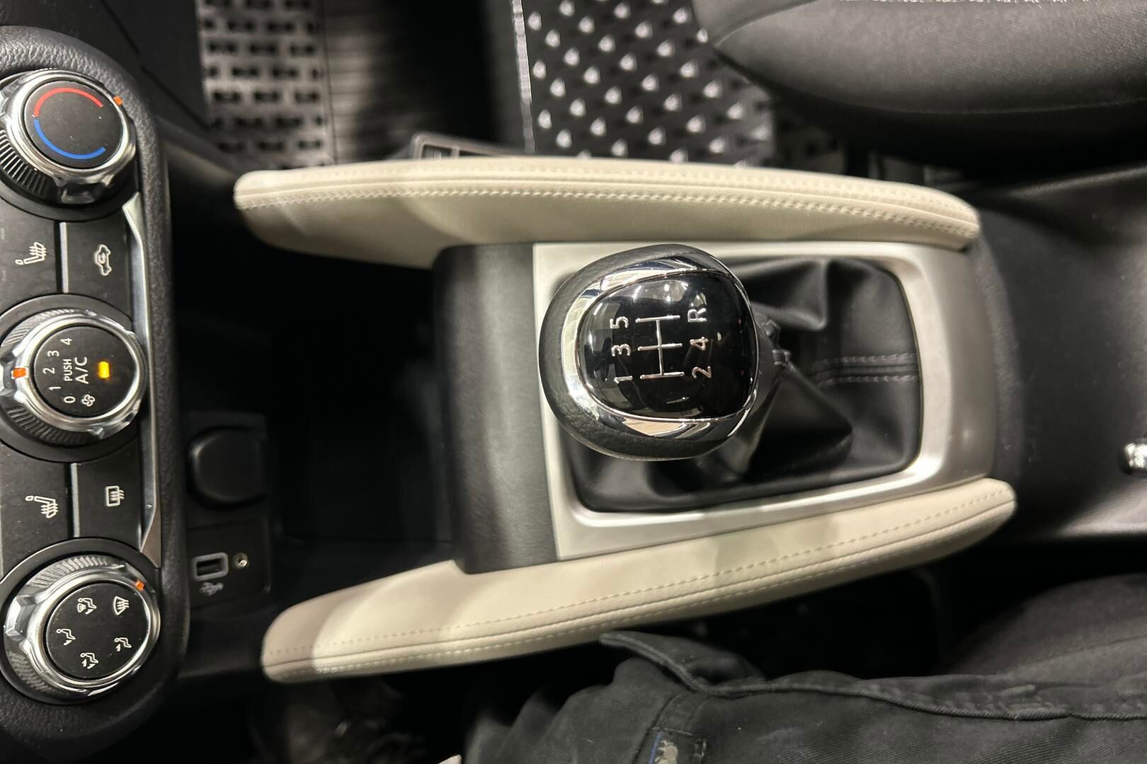 Nissan Micra iso kuva 17