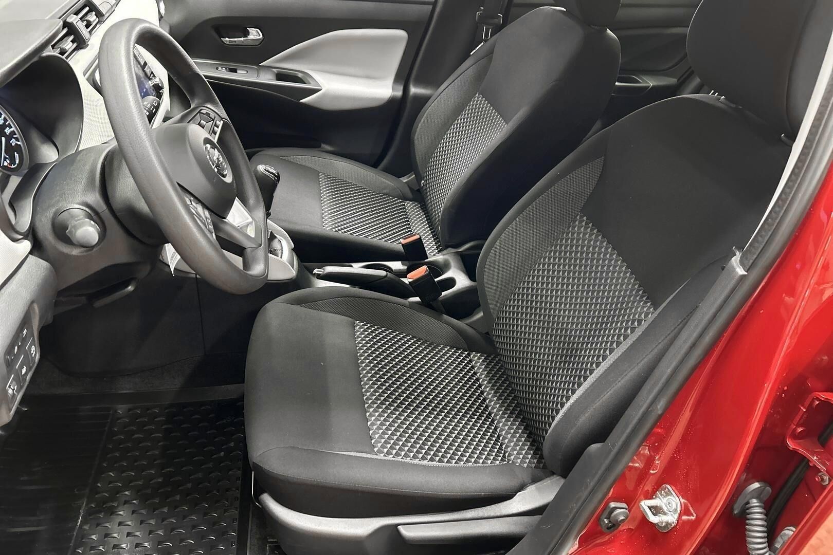 Nissan Micra iso kuva 9