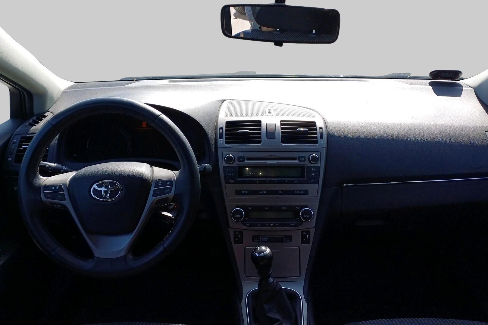Toyota Avensis iso kuva 2