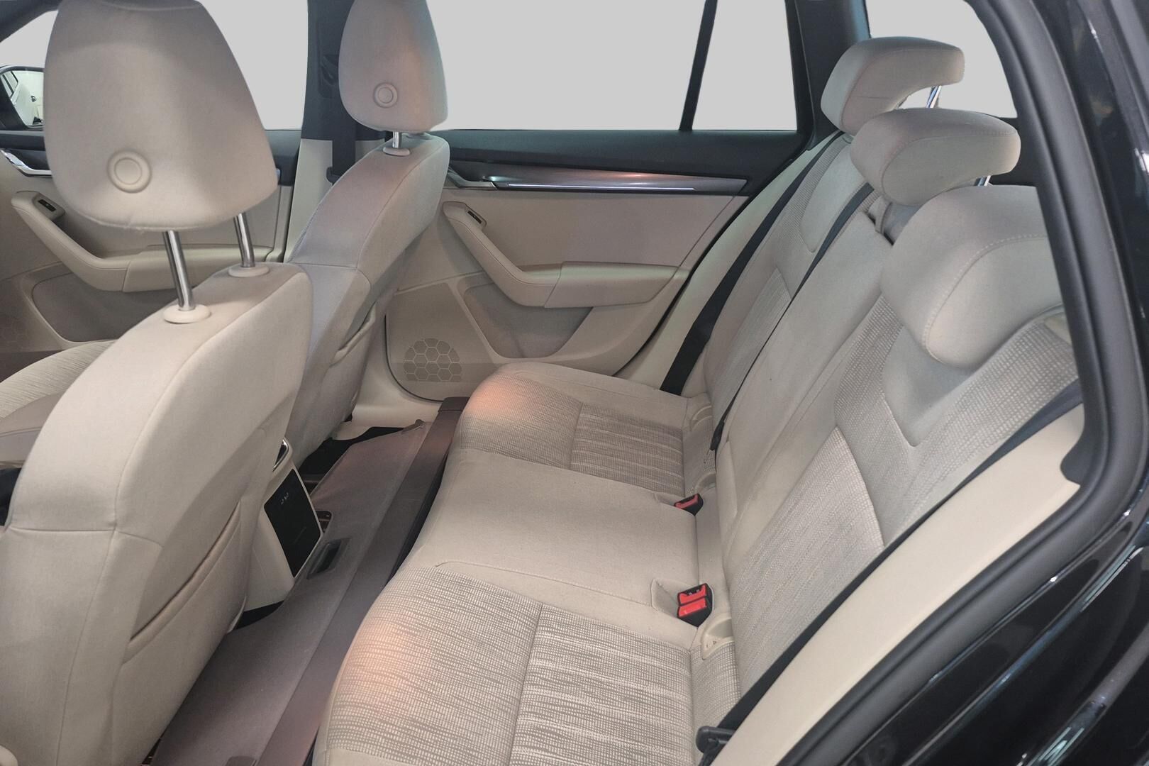 Skoda Octavia iso kuva 8