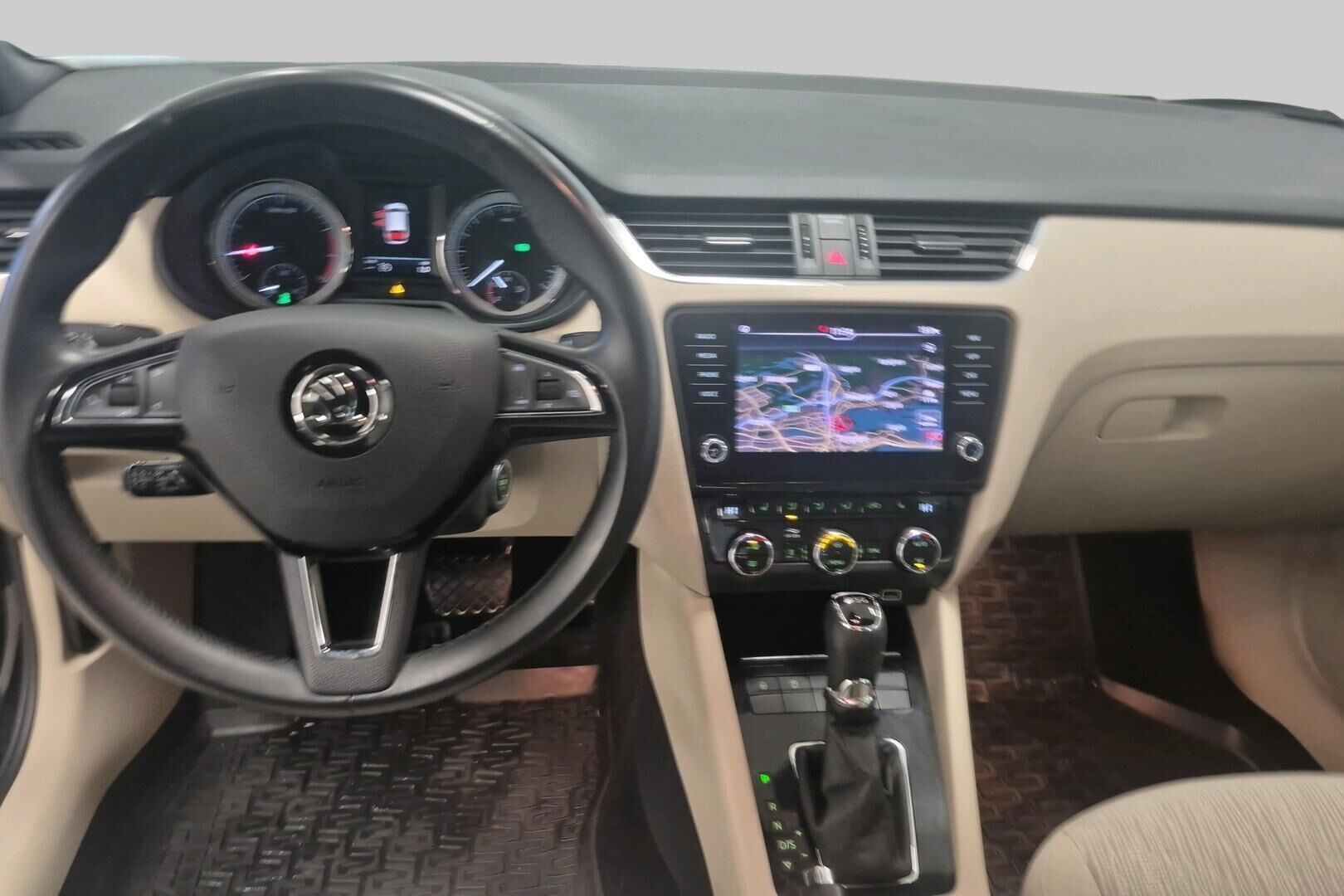 Skoda Octavia iso kuva 9