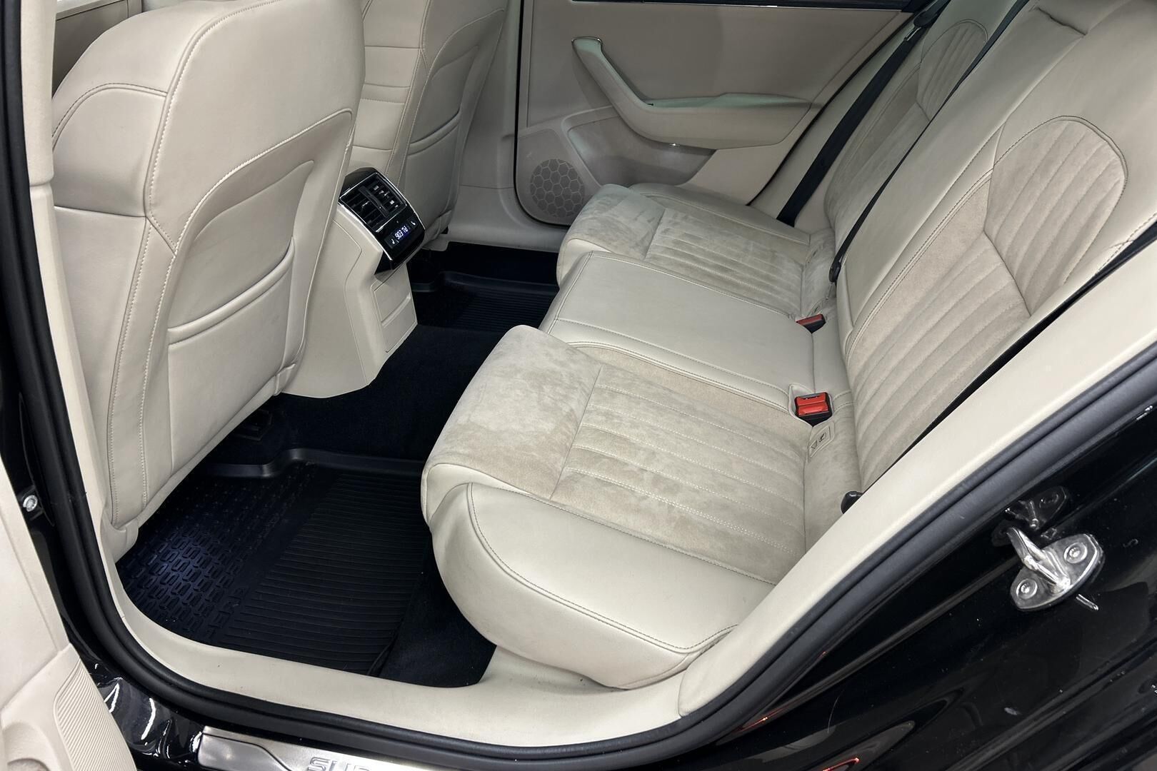 Skoda Superb iso kuva 10