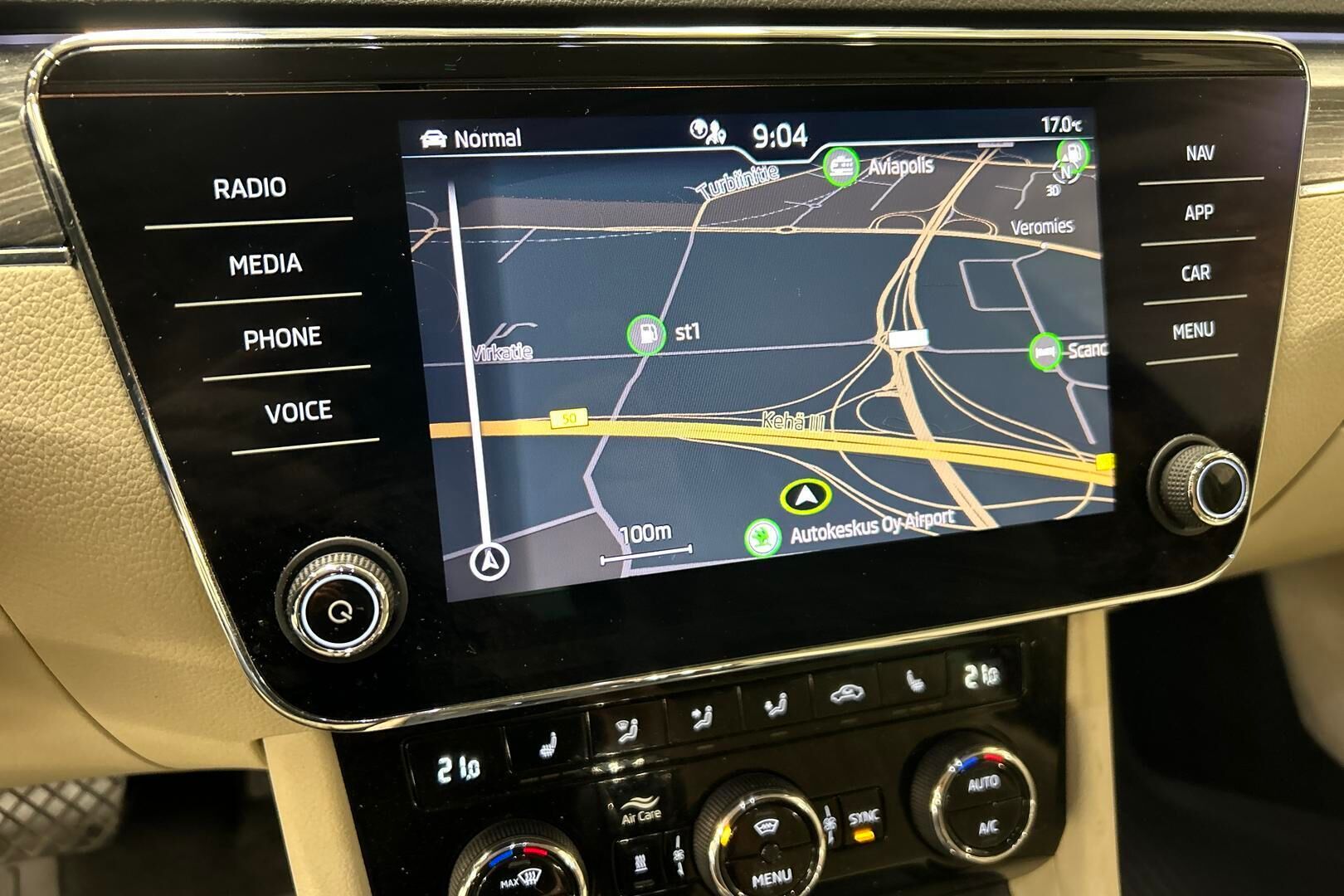 Skoda Superb iso kuva 22