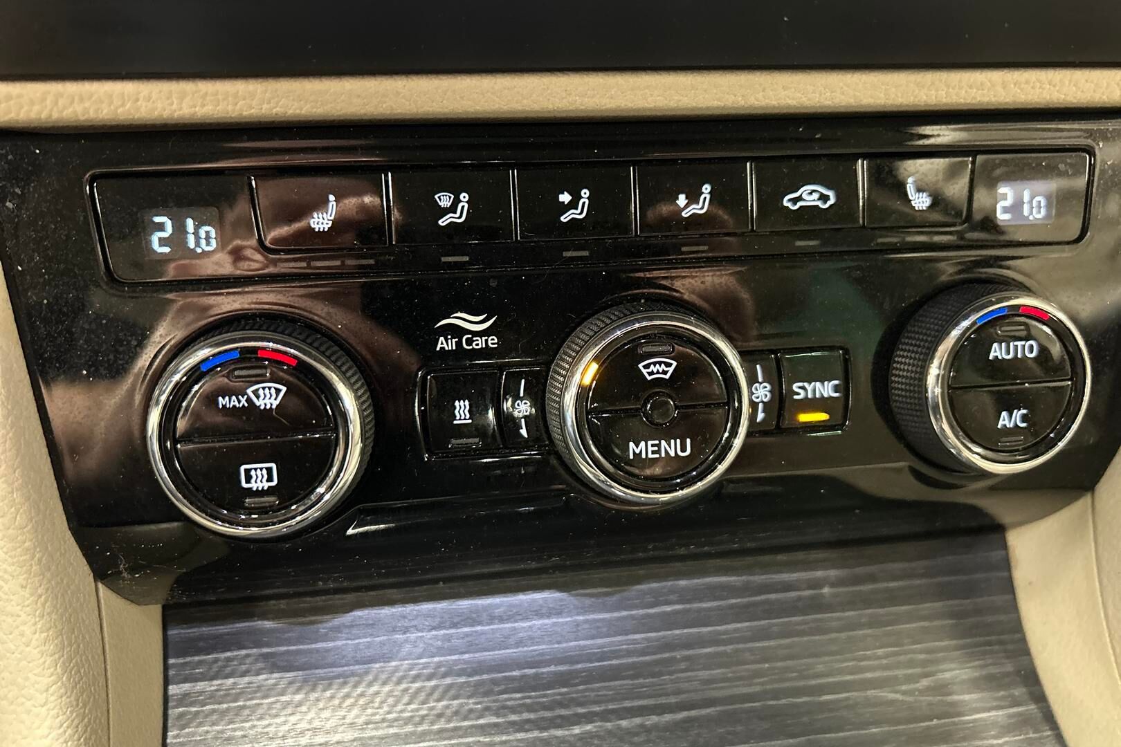 Skoda Superb iso kuva 24