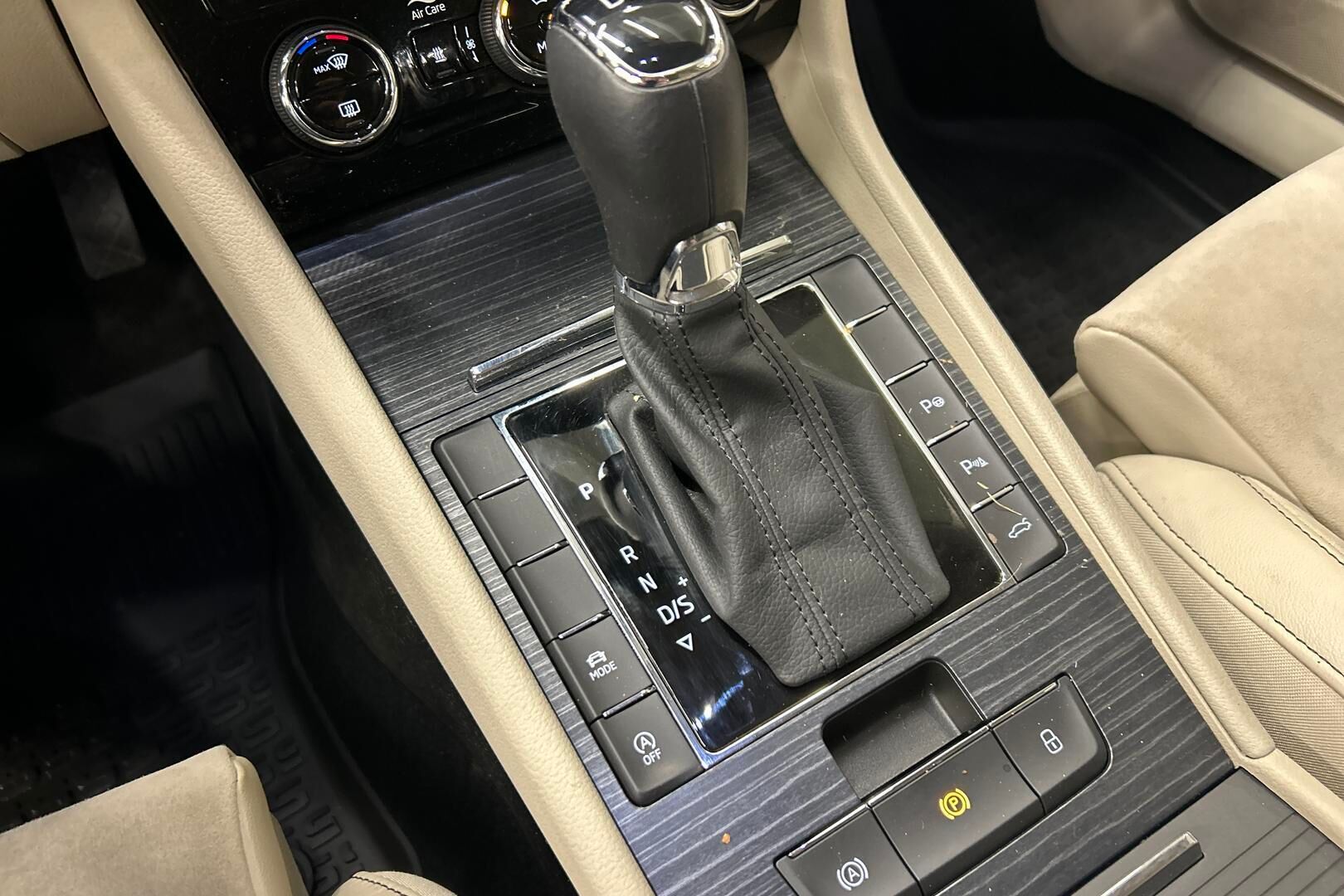 Skoda Superb iso kuva 25