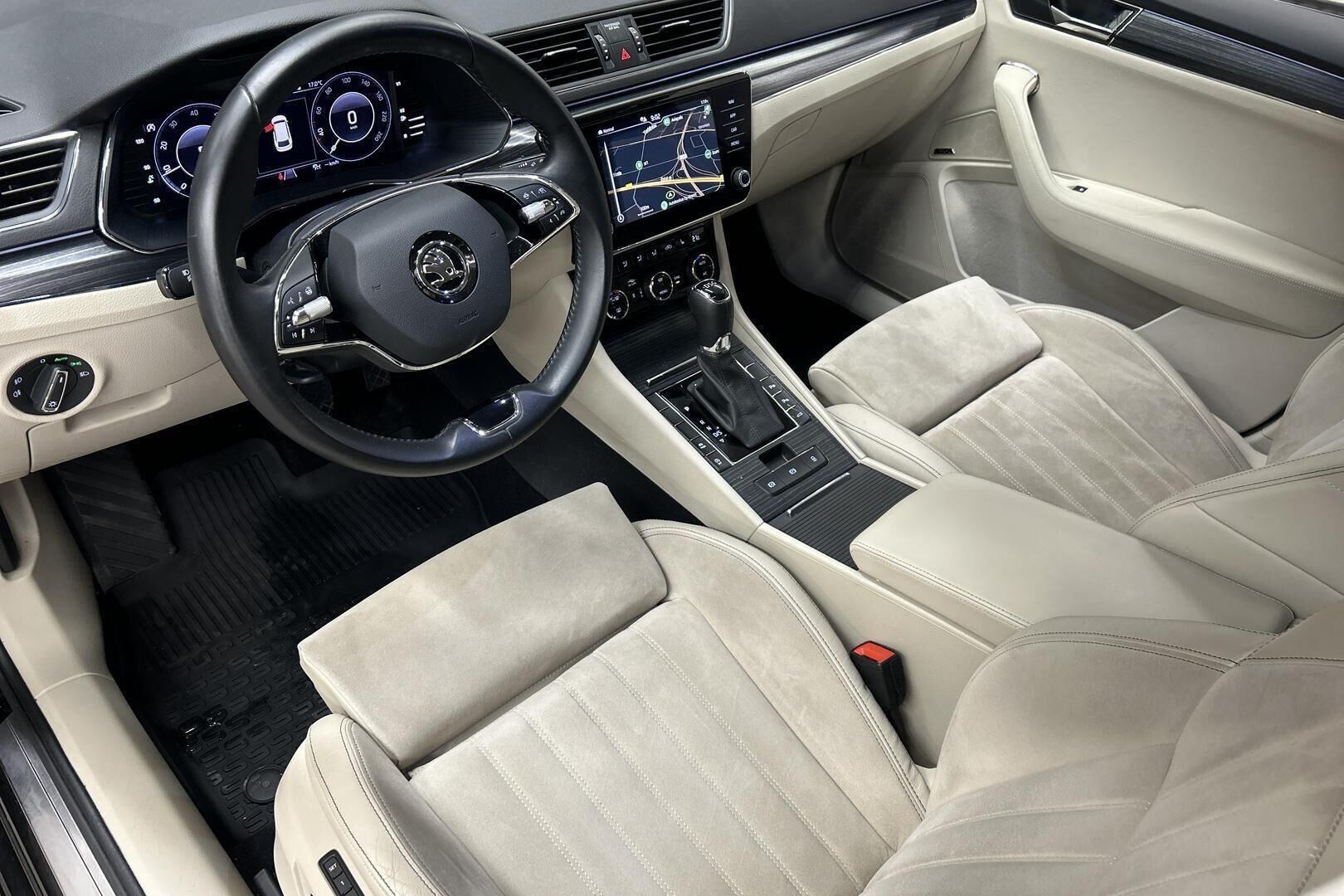 Skoda Superb iso kuva 9