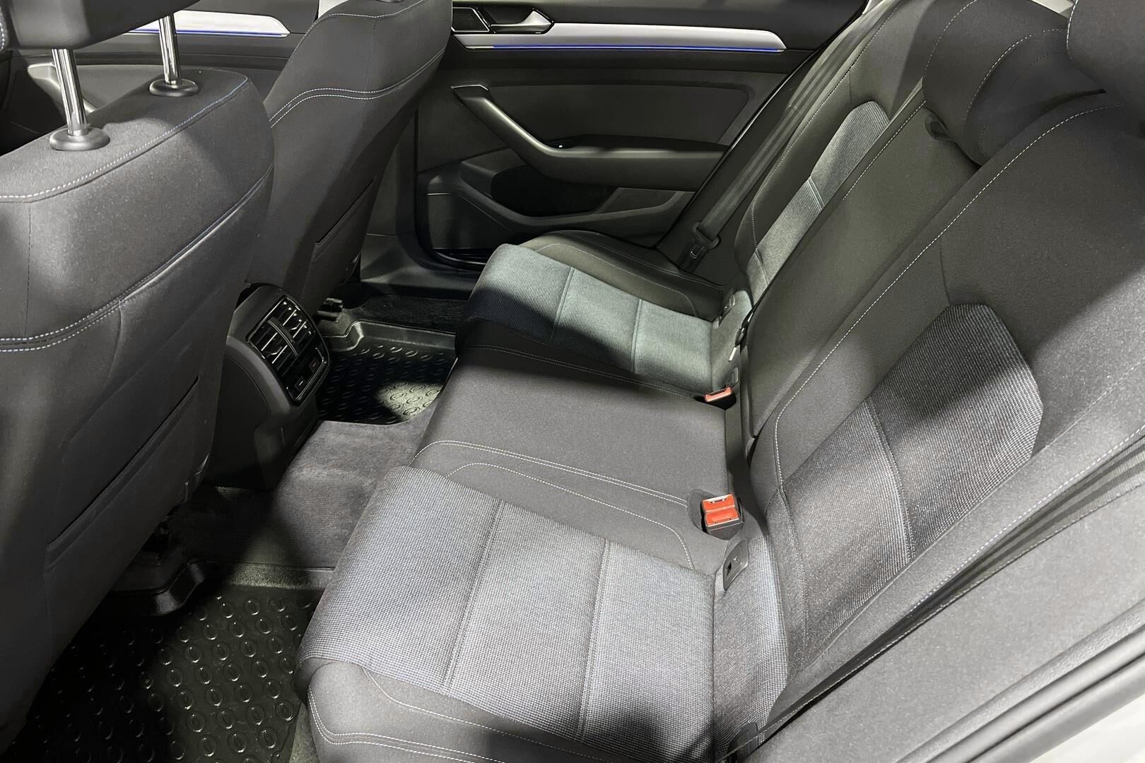 Volkswagen Passat iso kuva 10