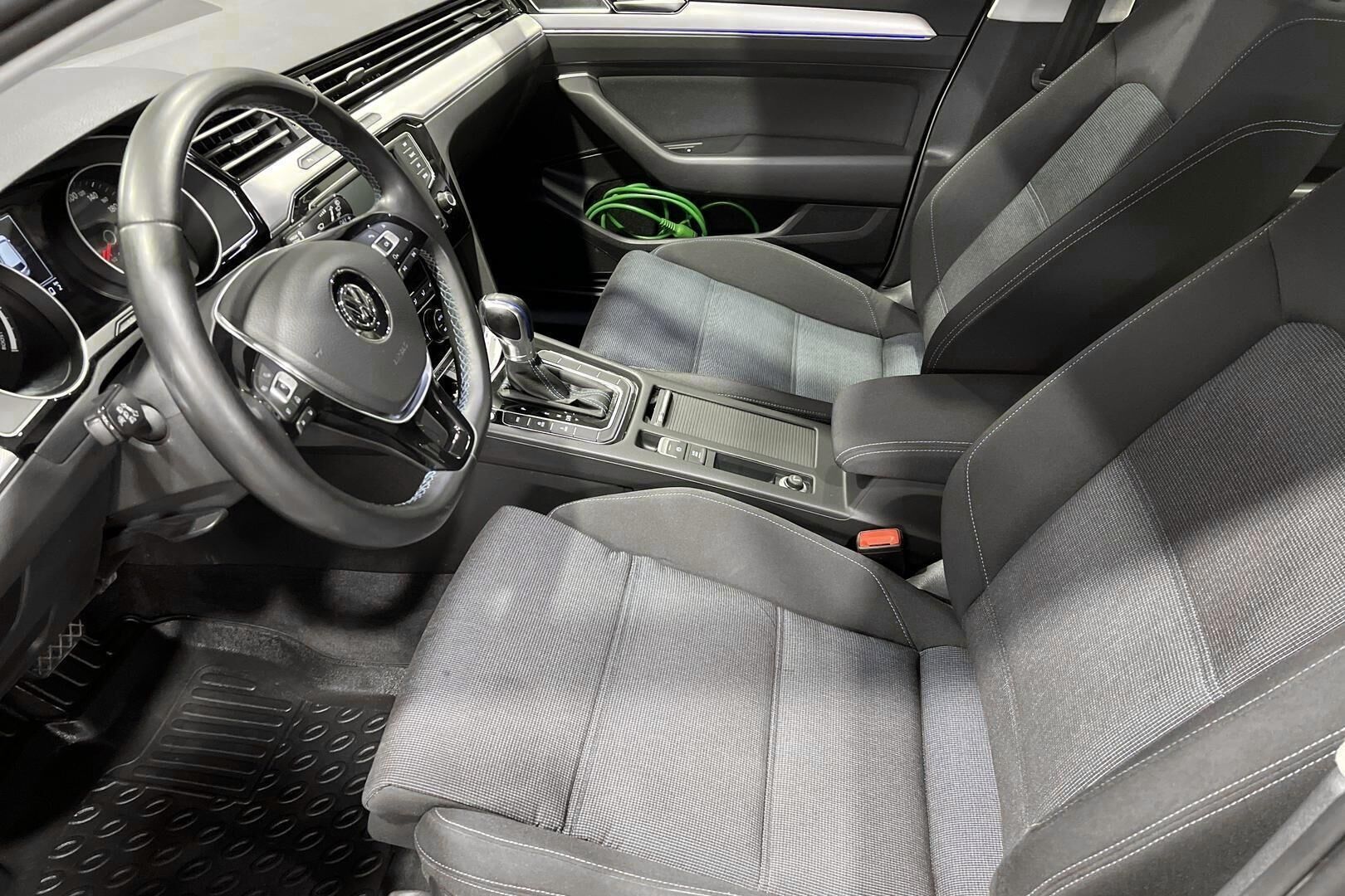 Volkswagen Passat iso kuva 10