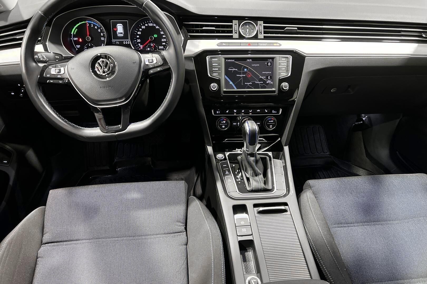 Volkswagen Passat iso kuva 11